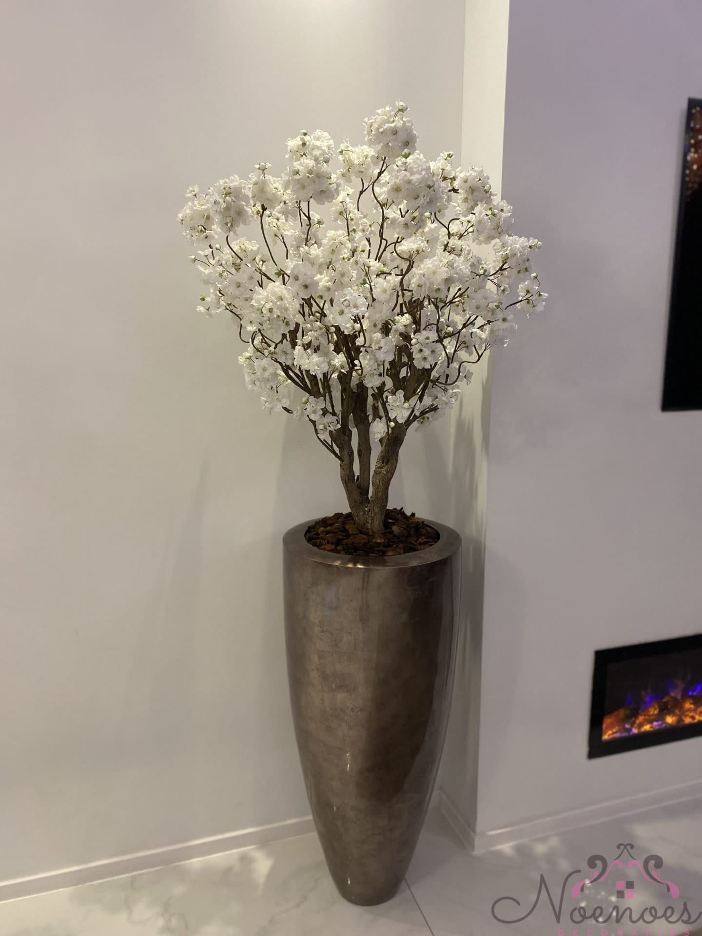 Bladzilver vaas bruin 90 cm met witte Sakura bloesems