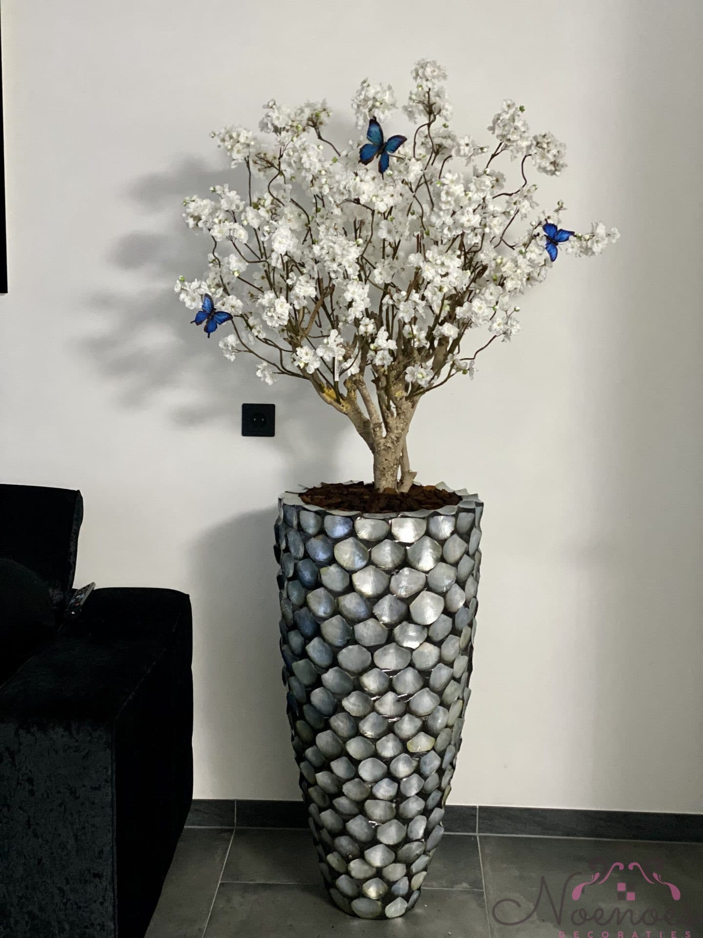 Schelpenvaas zilver met witte Sakura bloesems 90 cm hoog