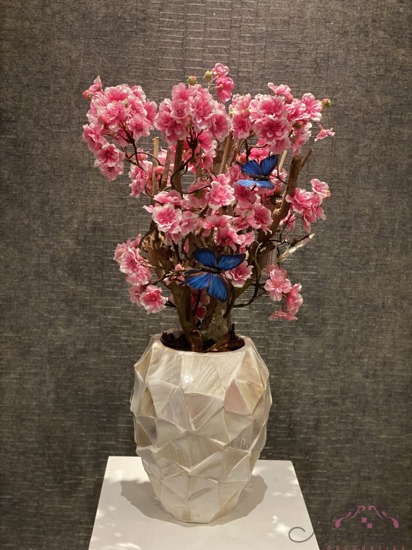 Schelpenvaas opgemaakt met donkerroze Sakura bloesems 24 cm