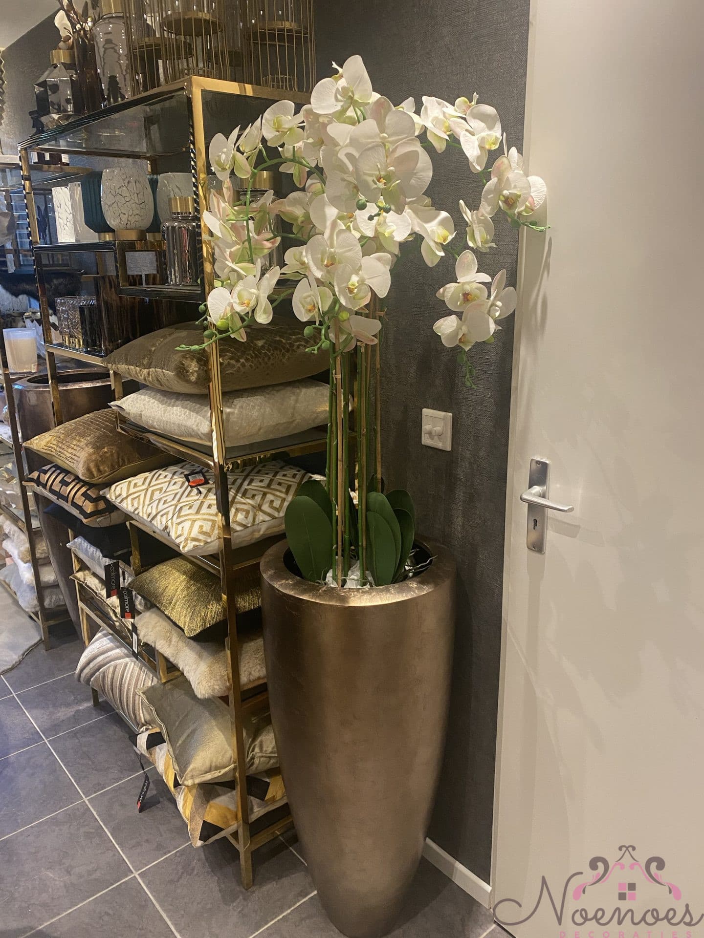Vaas metallic gold 90 cm met 8 takken zijden orchideeën