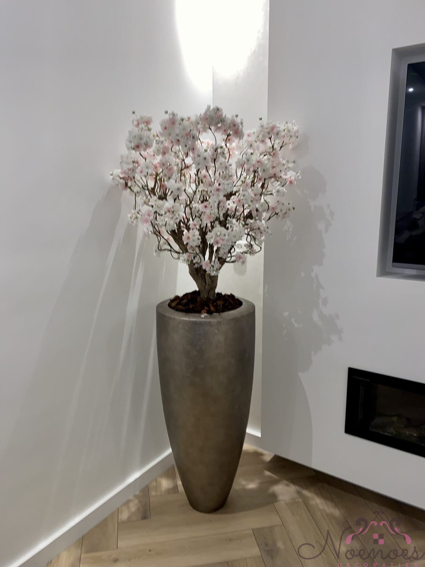 Vaas 90 cm bladzilver opgemaakt met Japanse sakura bloesems wit-roze