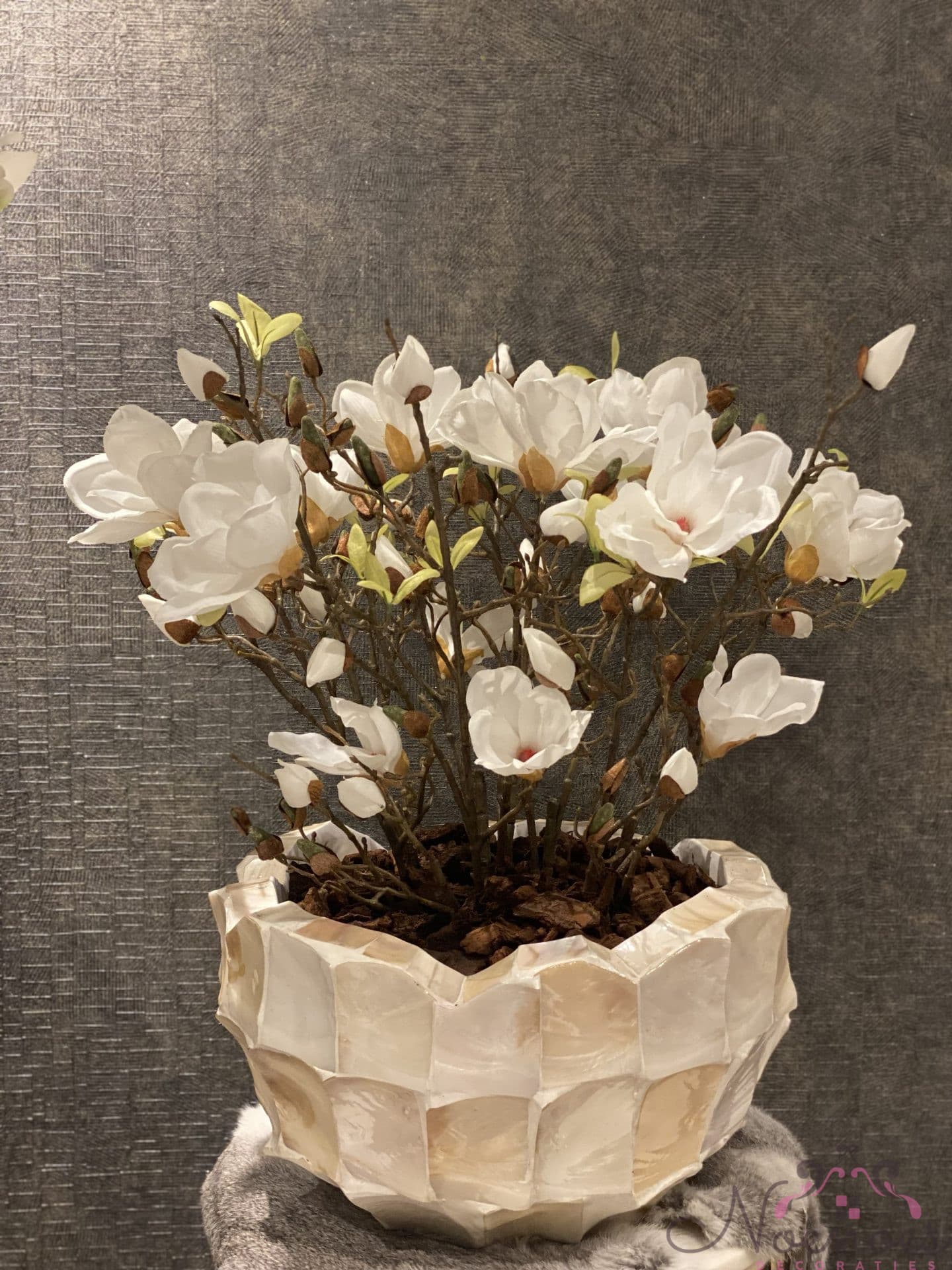 Schelpenvaas mother of pearl met witte magnolia's (65-75 cm)