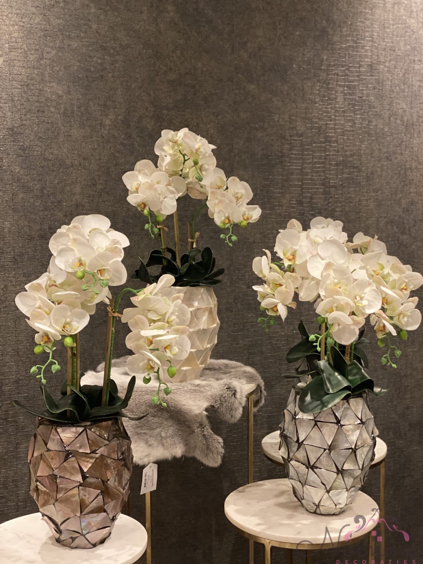 Schelpenvaas met kunst orchideeën 24 cm hoog, set met 3 takken