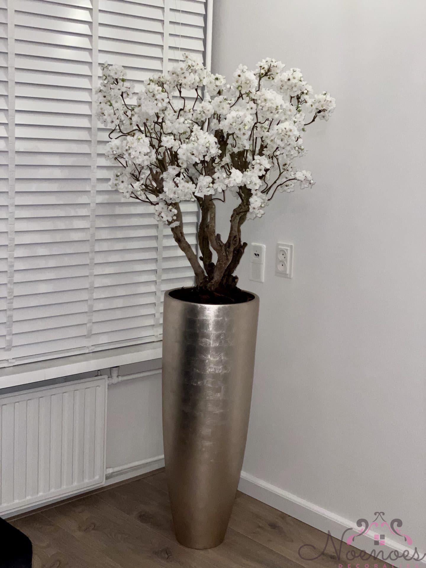 Metallic vaas 90 cm opgemaakt met witte Sakura bloesems