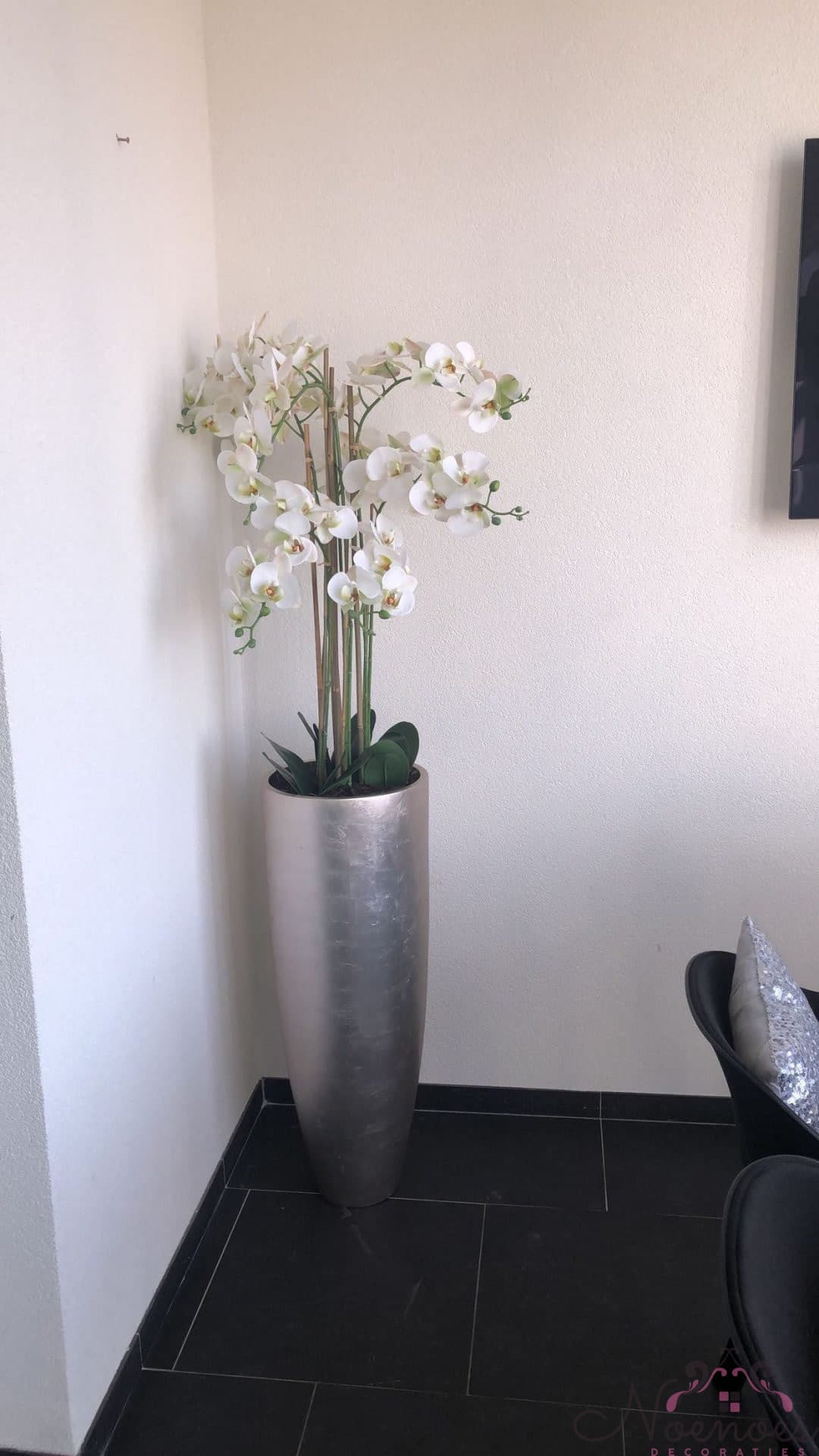 Metallic vaas 90 cm opgemaakt met 8 takken kunst orchideeën