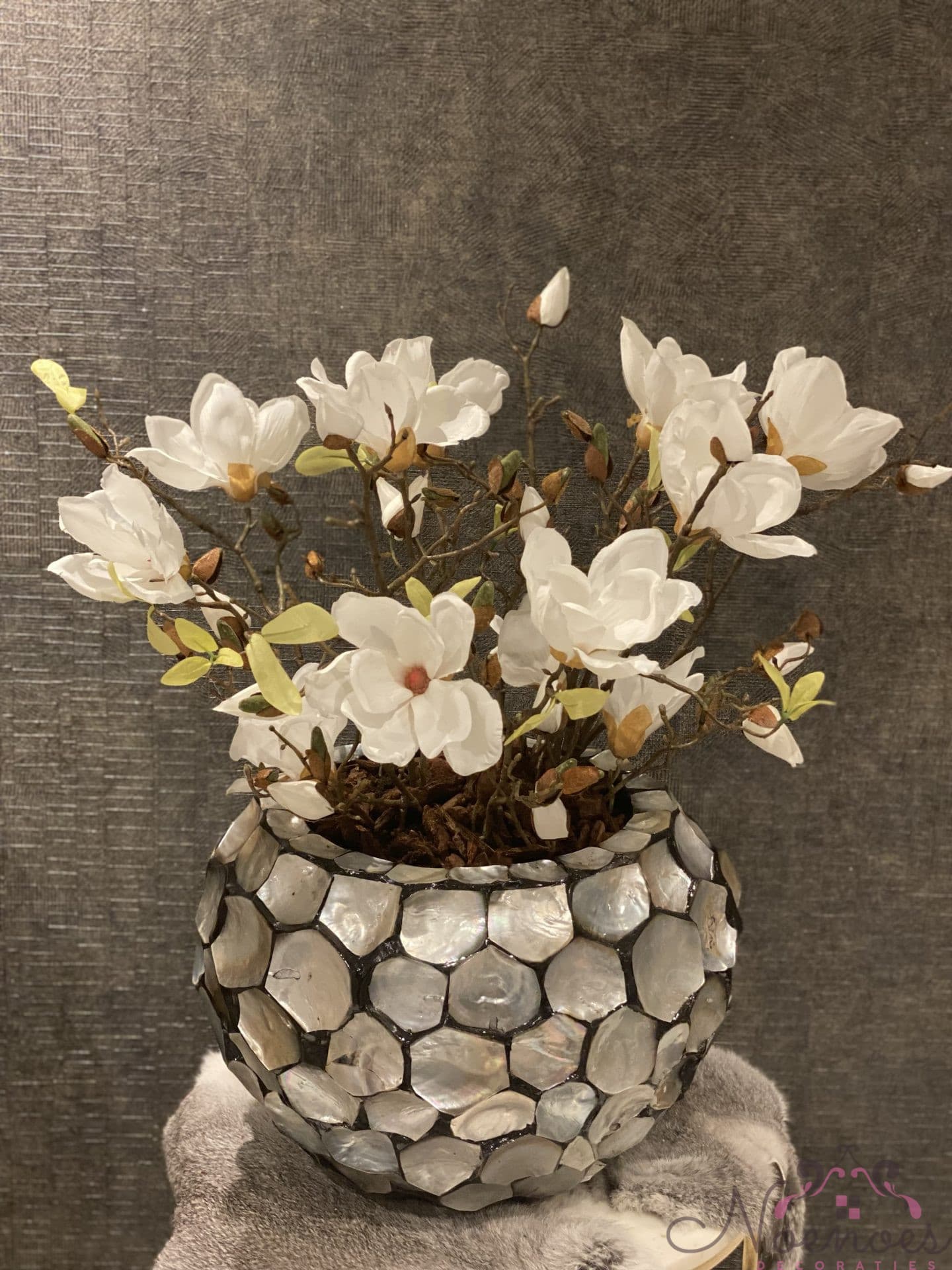 Schelpenvaas met witte magnolia's, 34 cm breed en 28 cm hoog