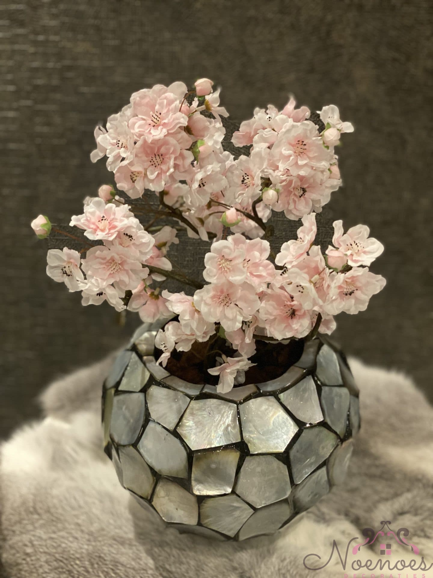 Schelpenvaas met Japanse Sakura bloesems, 21x16 cm opgemaakt