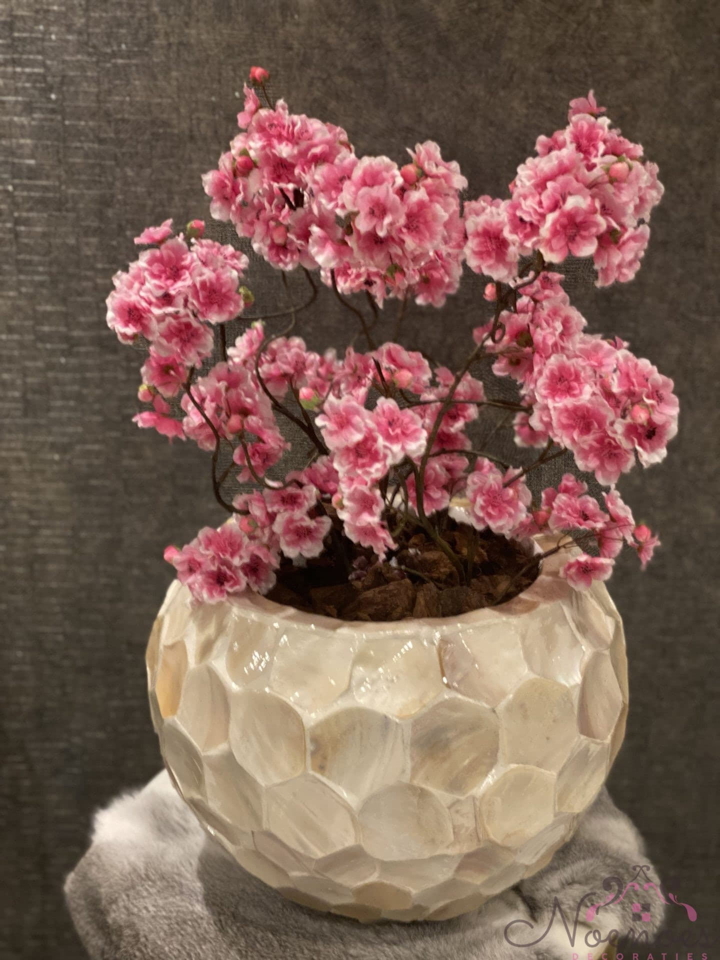 Schelpenvaas met Japanse sakura bloesems, 34×28 cm