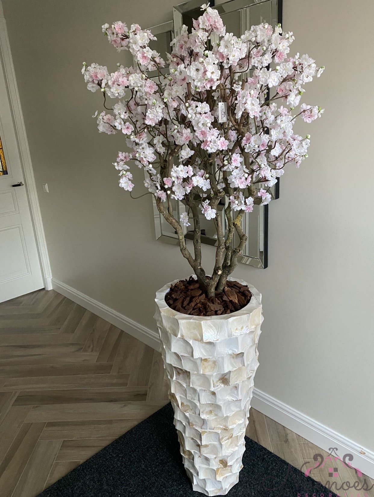 Schelpenvaas met Sakura bloesems wit-roze 40x90 cm opgemaakt