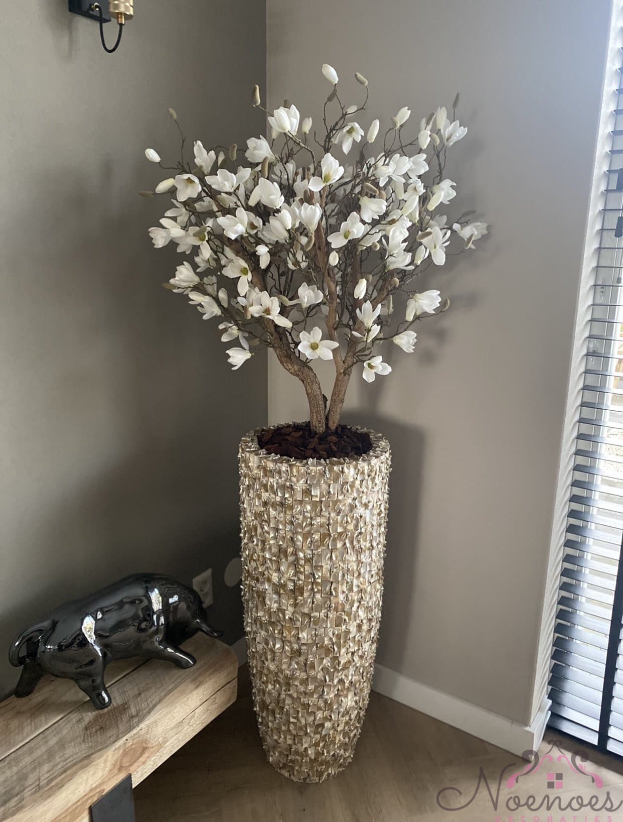 Schelpenvaas crème opgemaakt met witte magnolia boom 175-180 cm