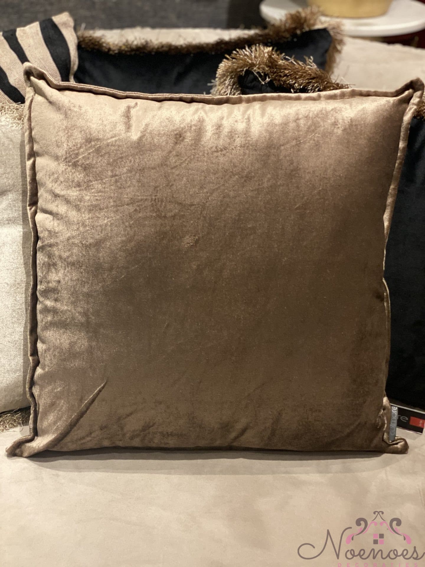 Sierkussen taupe fluweel 50x50 cm