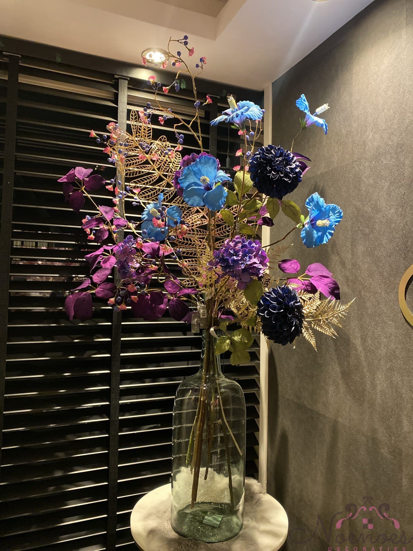 Vaas met bloemstuk Silka blauw-paars 100x120 cm