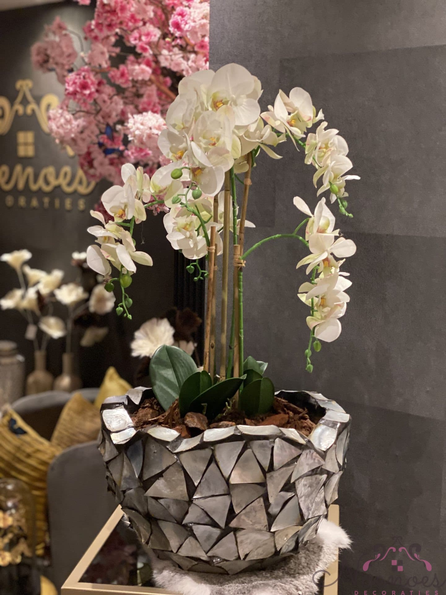 Schelpenvaas opgemaakt met kunst orchideeën 40x24 cm