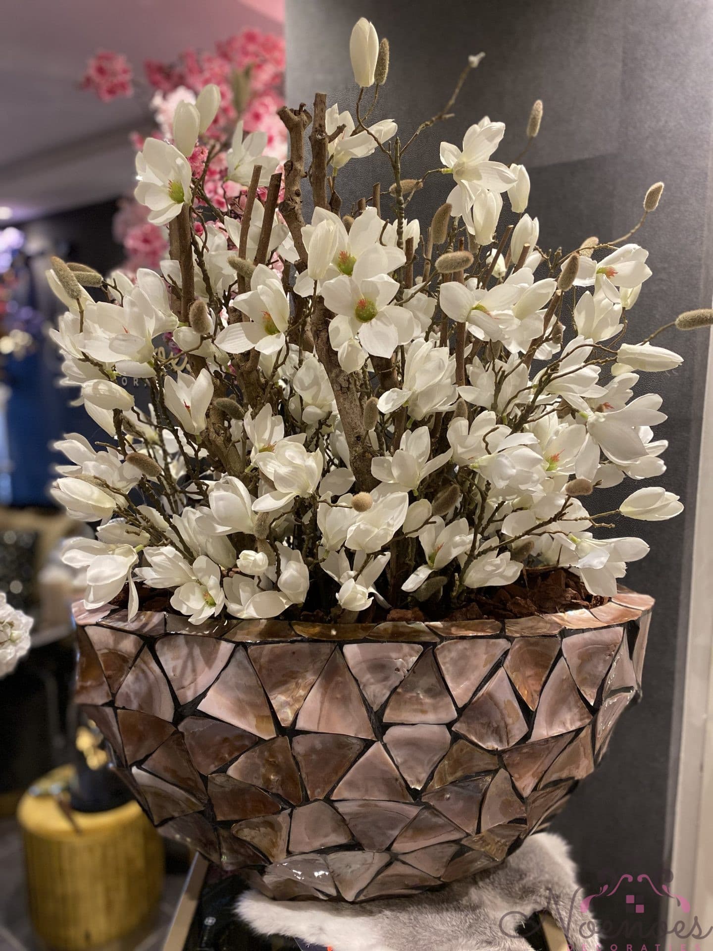 Schelpenvaas mother of pearl opgemaakt met witte magnolia 60 cm