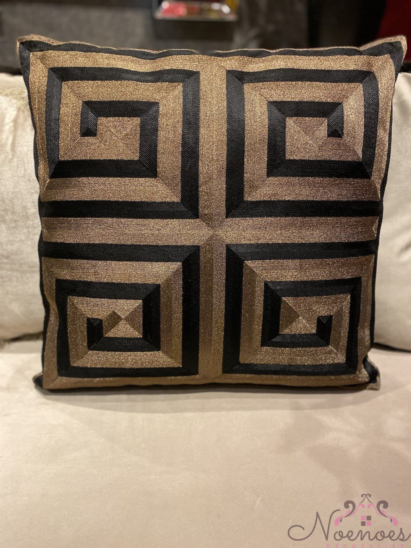 Sierkussen zwart goud geometrisch patroon 50x50 cm