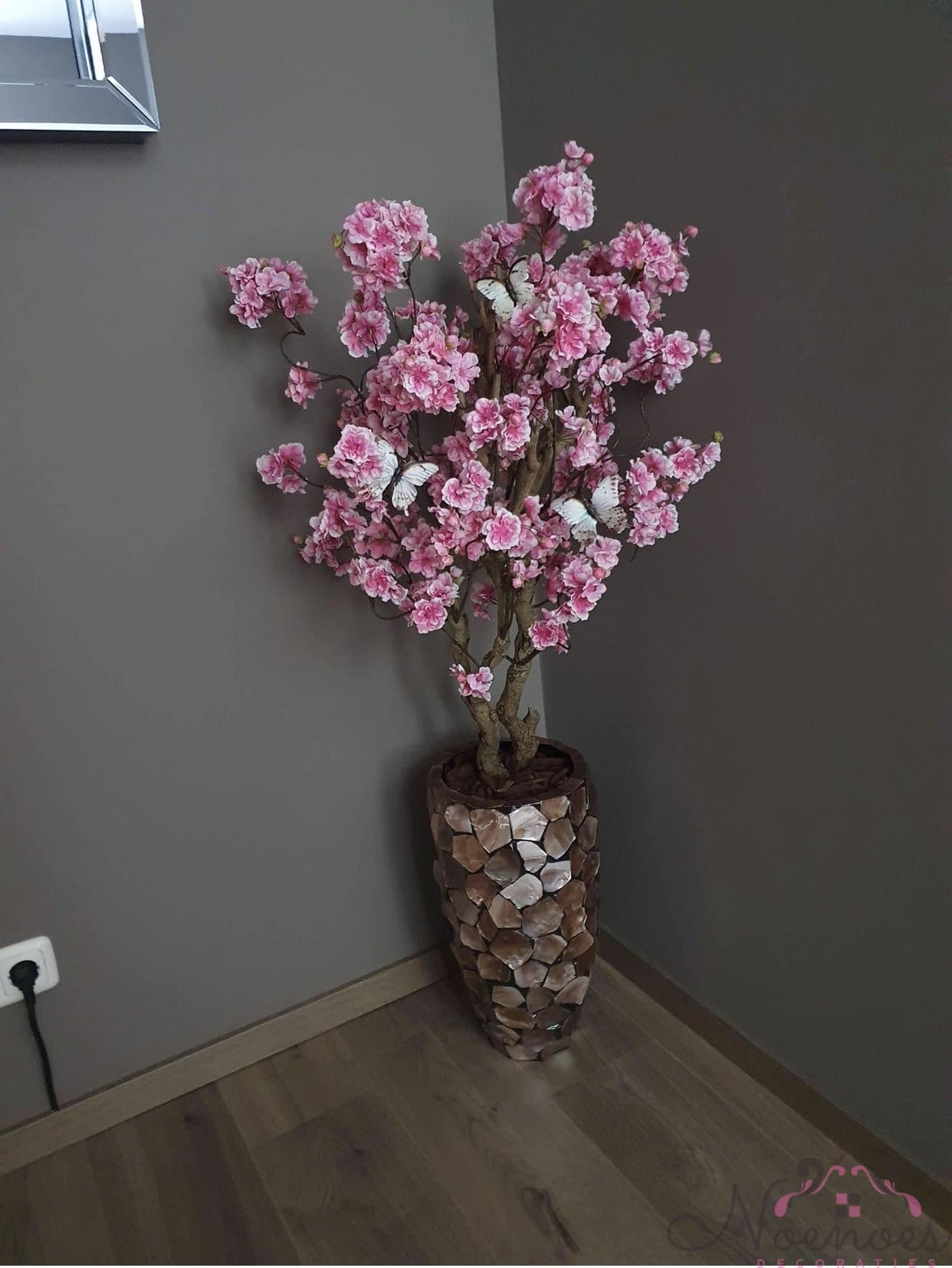 Schelpenvaas 45 cm opgemaakt met Japanse sakura bloesems roze