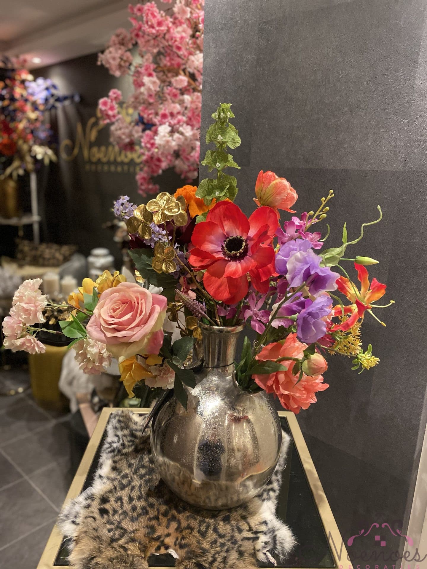 Trompet vaas zilver klein met kleurrijk zijdebloemen boeket 60 cm