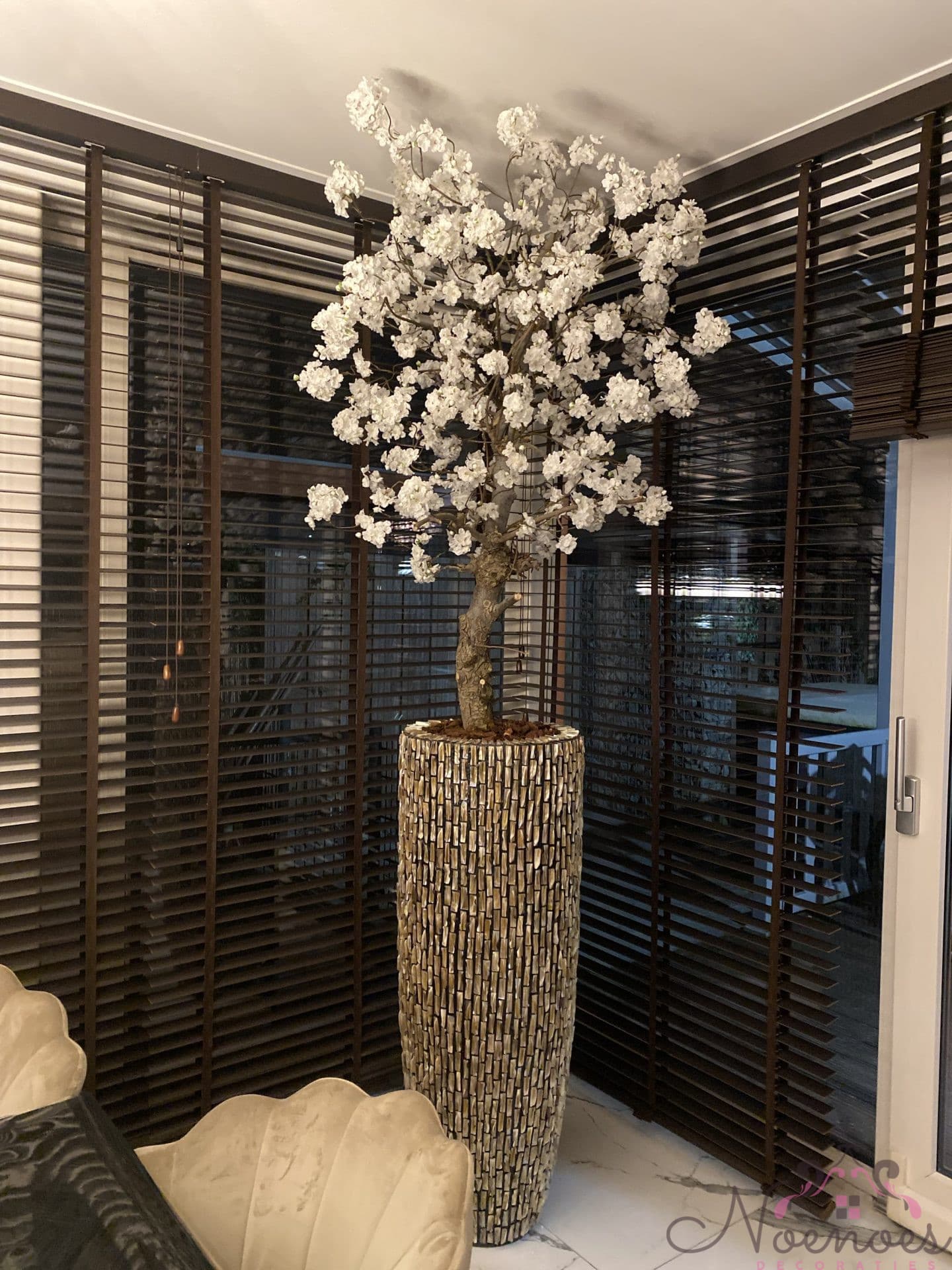 Schelpenvaas bruin D44 H122 cm met Sakura bloesemboom XXL