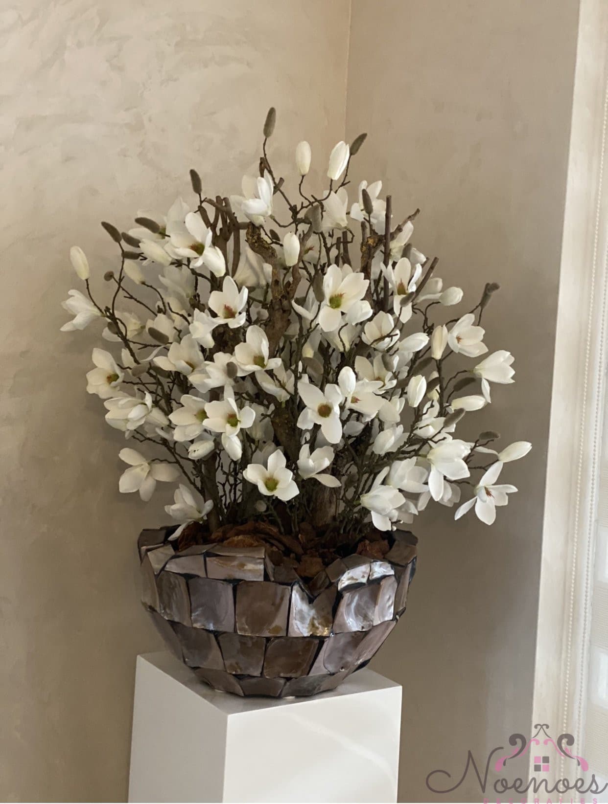 Schelpenvaas bowl opgemaakt met magnolia crème-wit, 40 cm diameter
