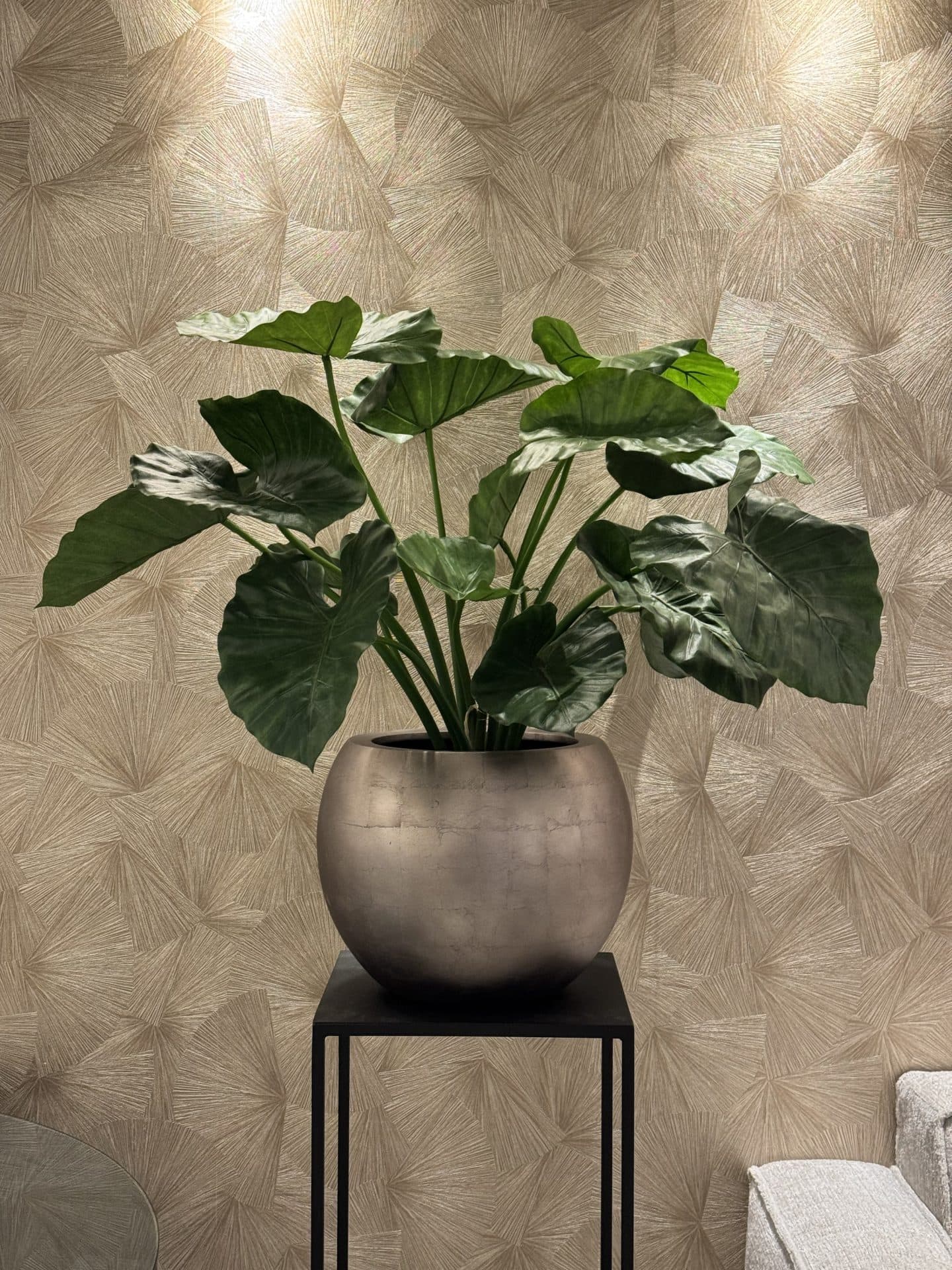 Vaas Roya champagne 40 cm opgemaakt met Alocasia kunstplant