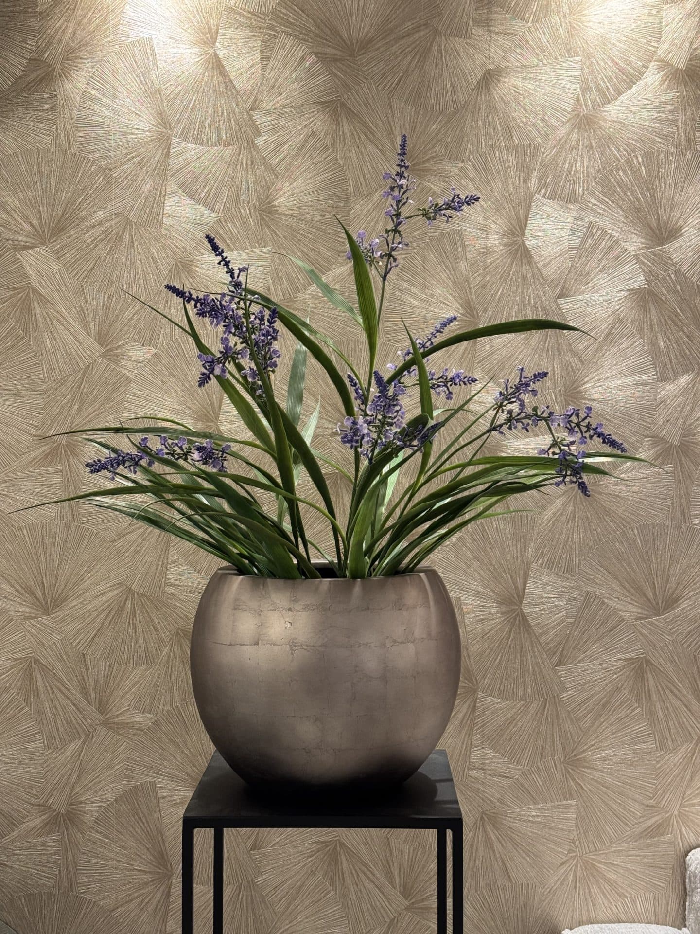 Vaas pot Roya champagne opgemaakt met lavendel kunstplant 40 cm