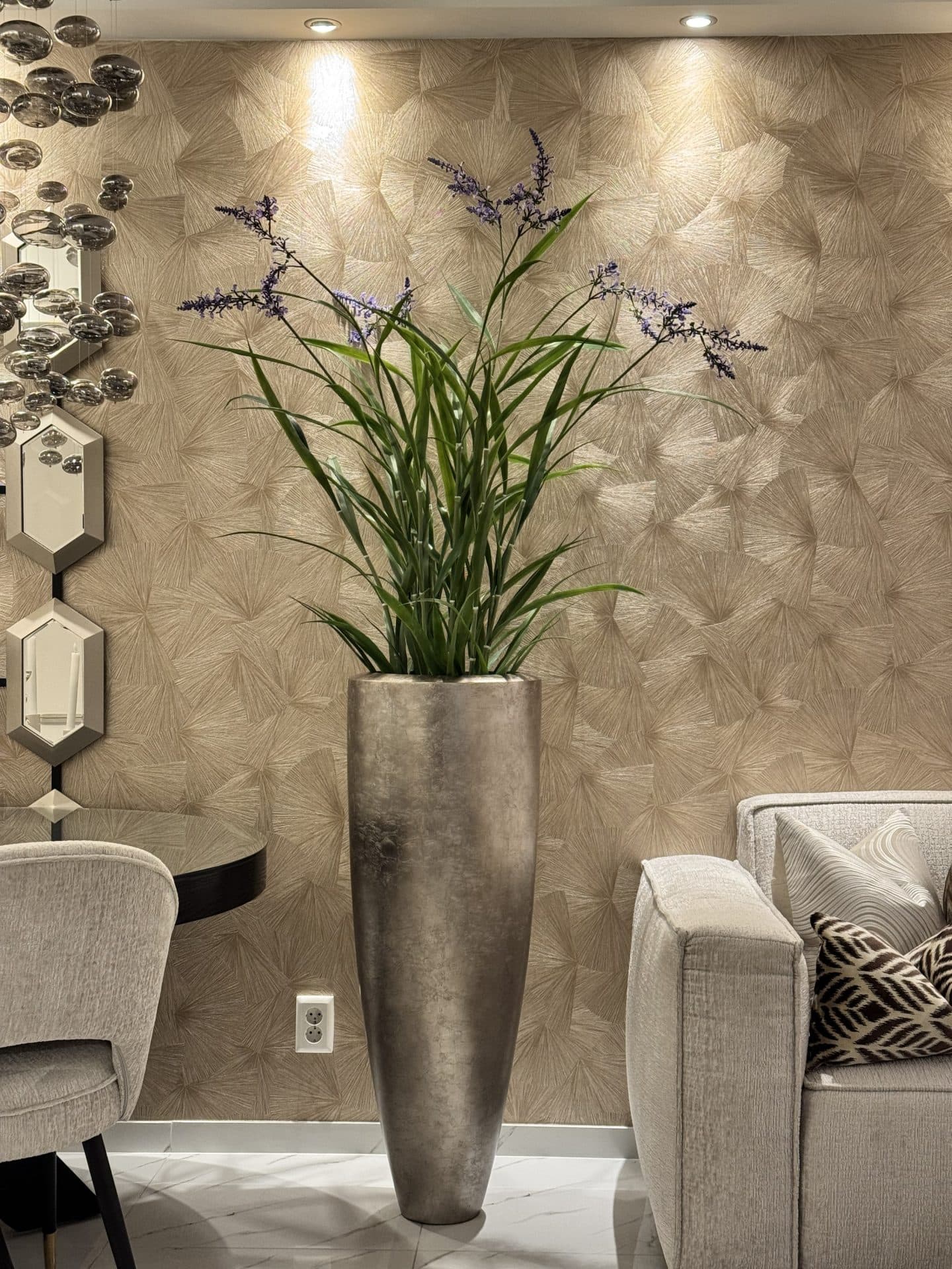 Vloervaas metallic zilver 110 cm opgemaakt met lavendel kunstplant