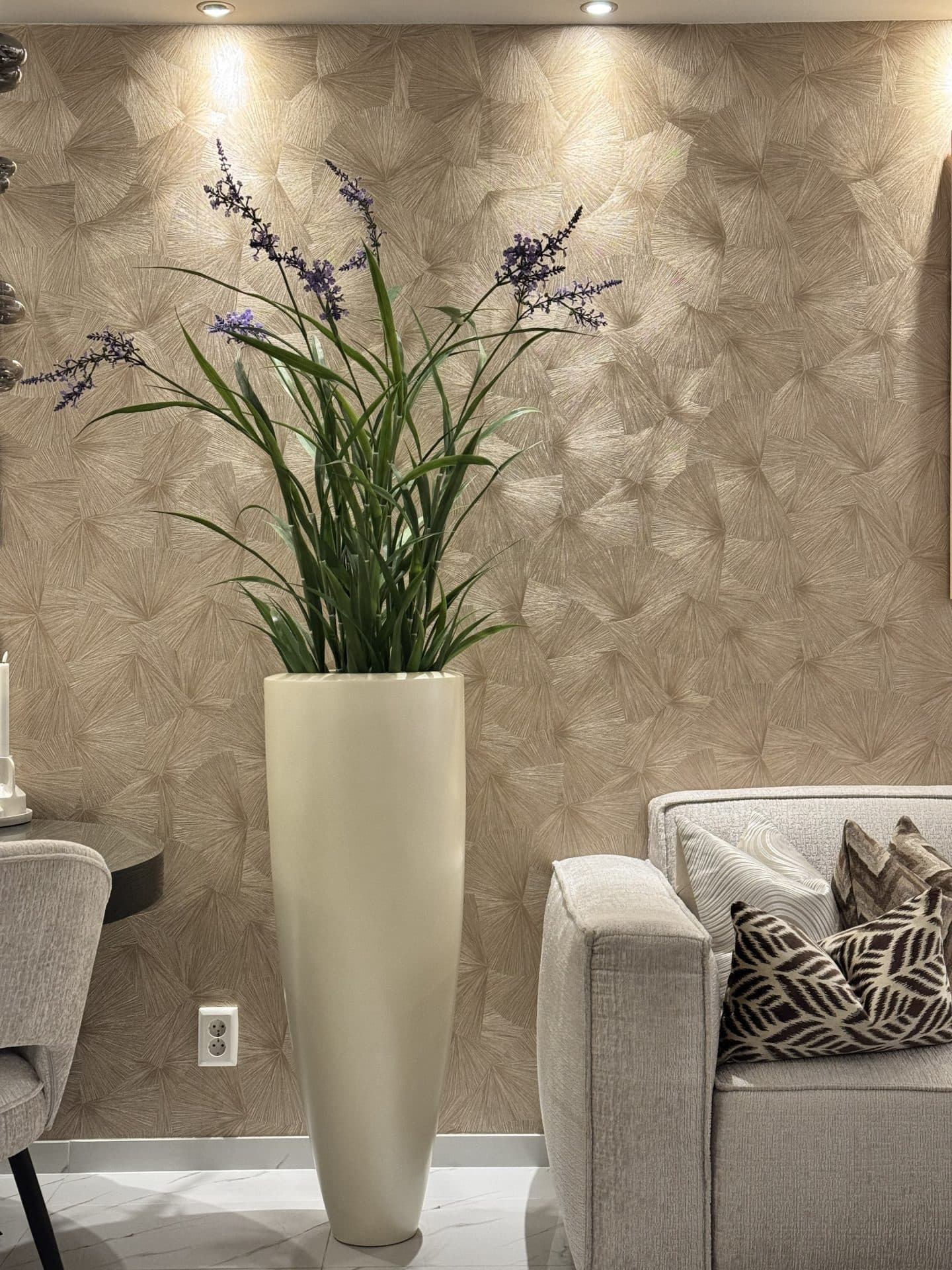 Vaas ivory metallic opgemaakt met lavendel kunstplant 110 cm