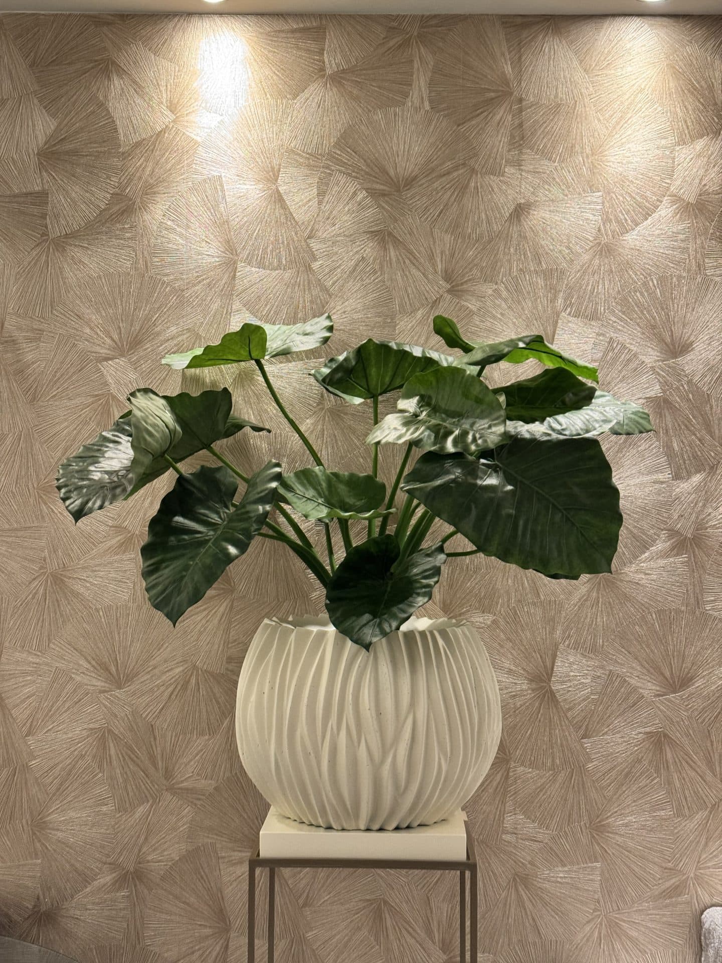 Pot vaas Riversea ivory cream opgemaakt met alocasia kunstplant