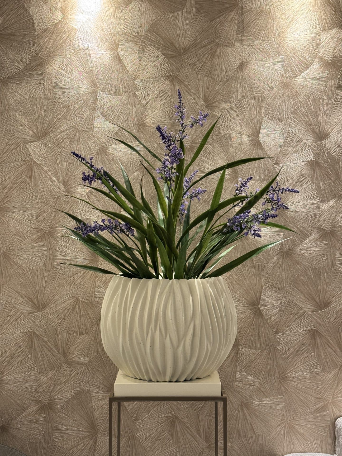 Pot vaas Riversea ivory cream opgemaakt met lavendel kunstplant