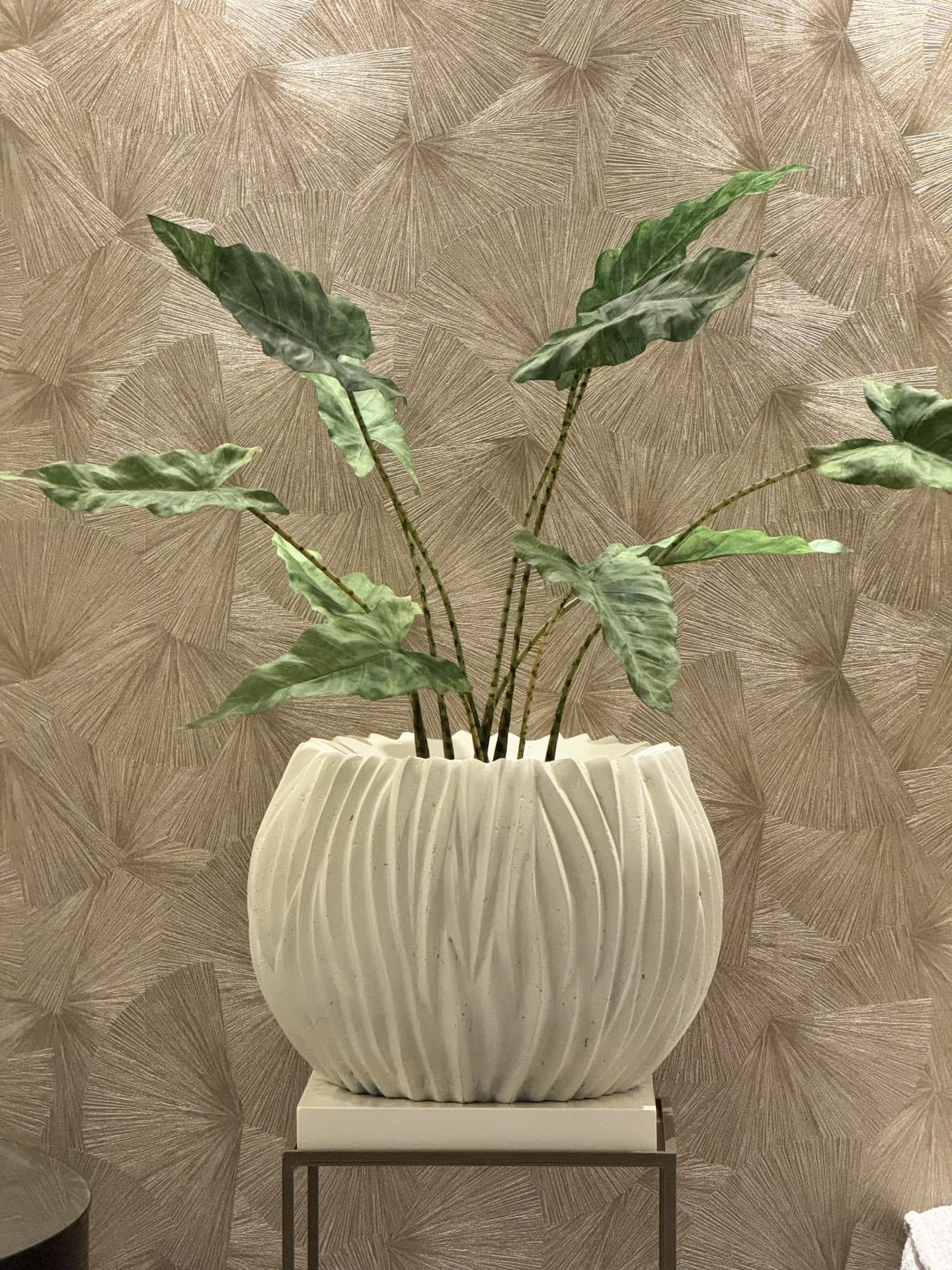 Pot vaas Riversea ivory cream met alocasia zebrina kunstplant (45 cm)