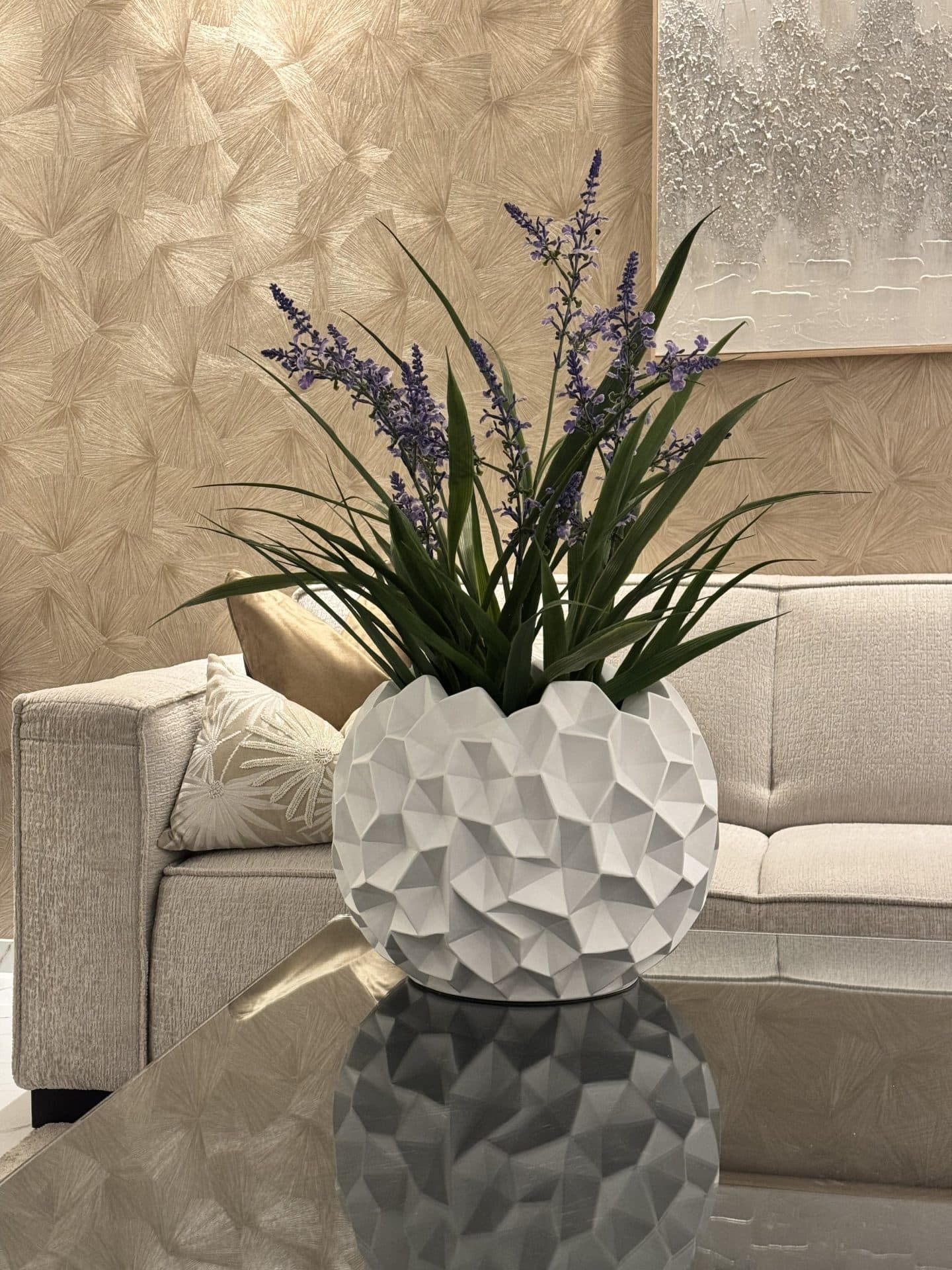 Krater vaas wit met lavendel kunstplant, 41 cm breed