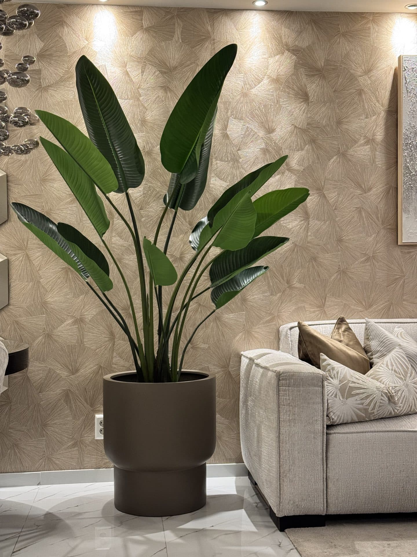 Vaas taupe met Strelitzia XL kunstplant, hoogte 215-220 cm
