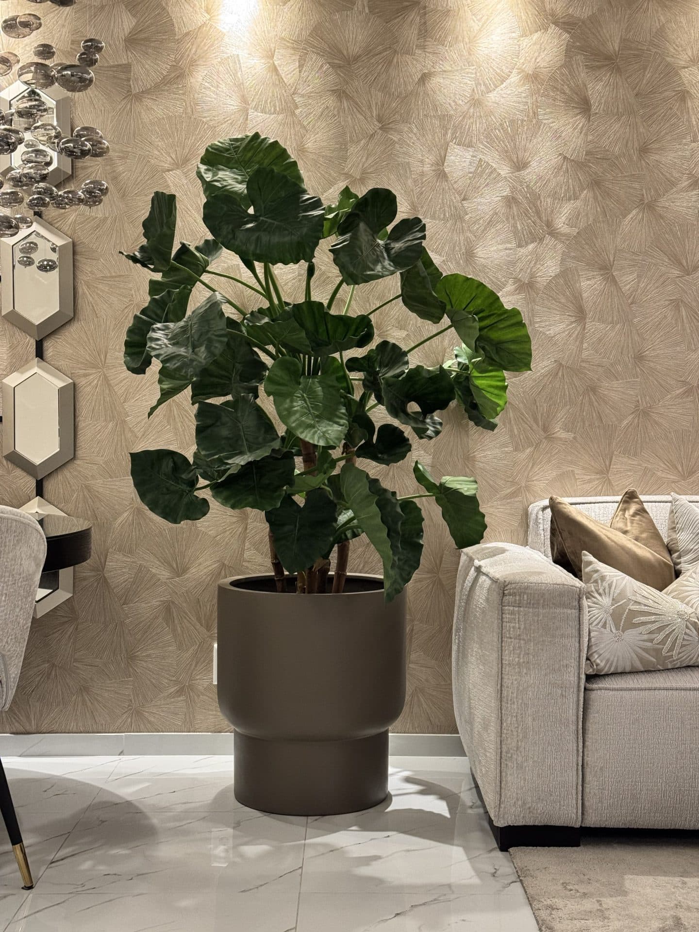 Vaas taupe met Alocasia XL kunstplant, totaalhoogte 190-200 cm