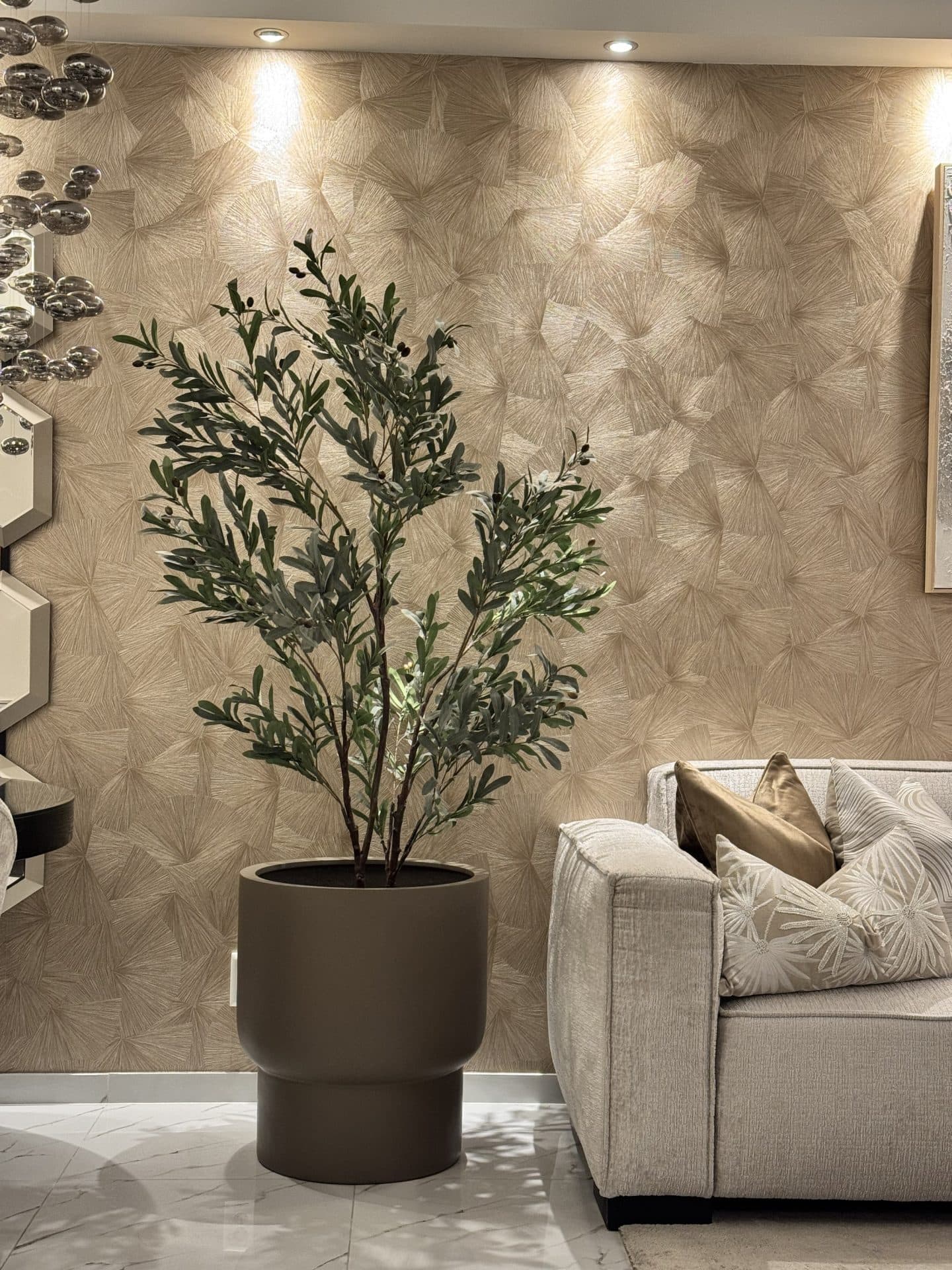 Vaas pot taupe met kunstolijfboom XL, totaalhoogte 200-210 cm
