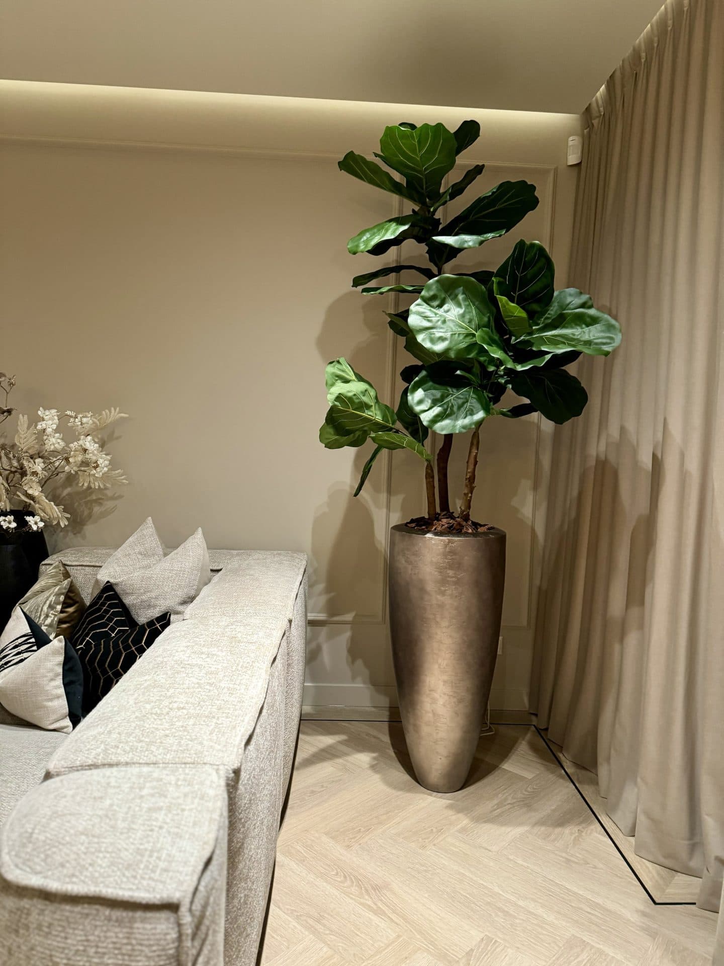 Vaas champagne 110 cm opgemaakt met Ficus Lyrata kunstplant