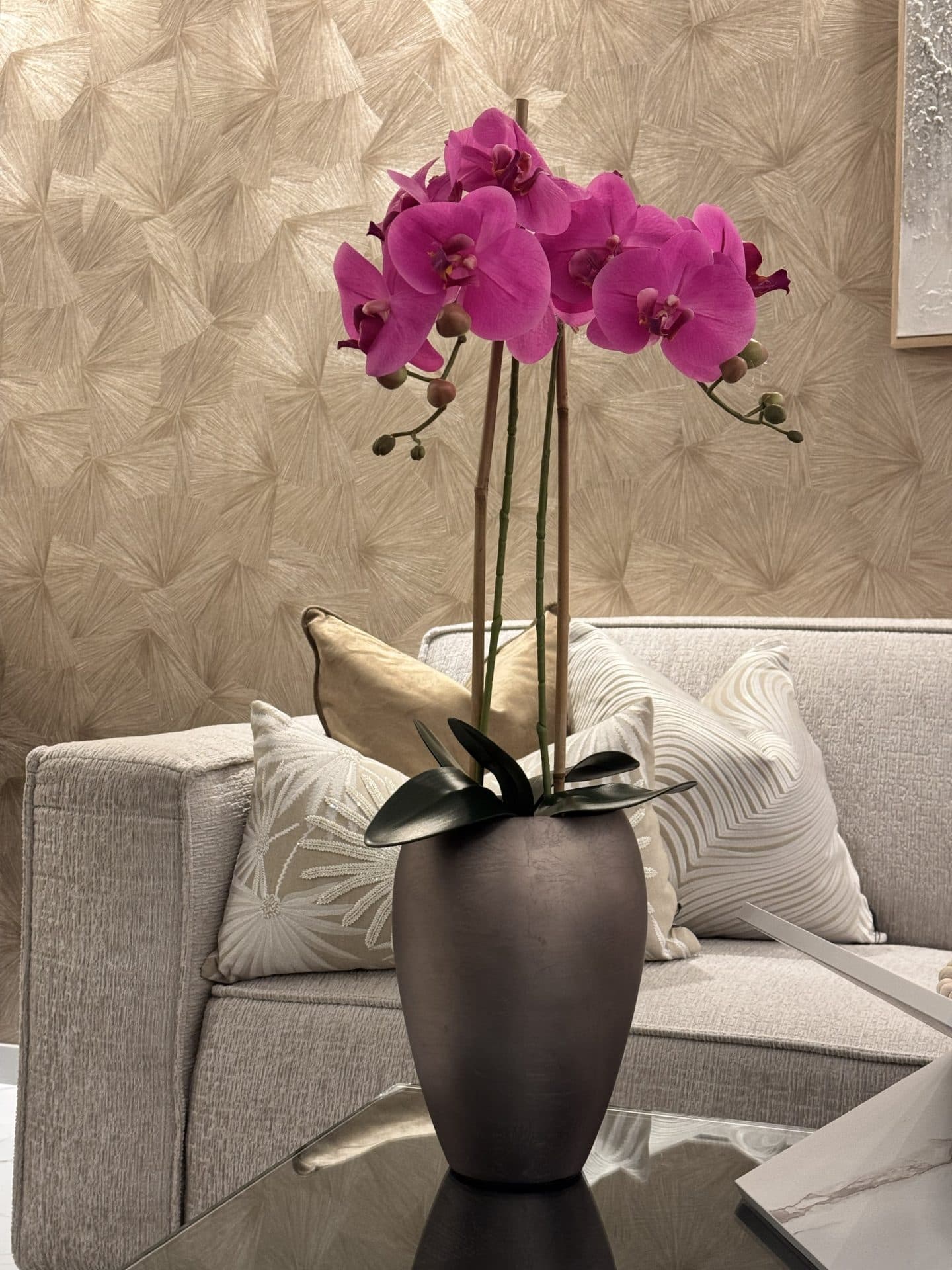 Vaas Roya champagne-rose met fuchsia kunst orchideeën, 72 cm