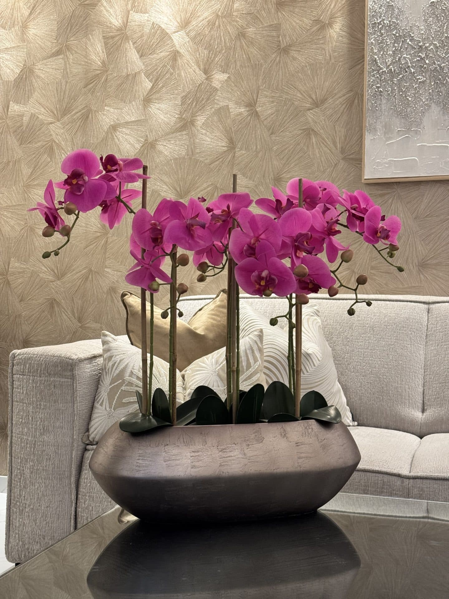 Vaas Roya ovaal champagne-rose met fuchsia kunst orchideeën