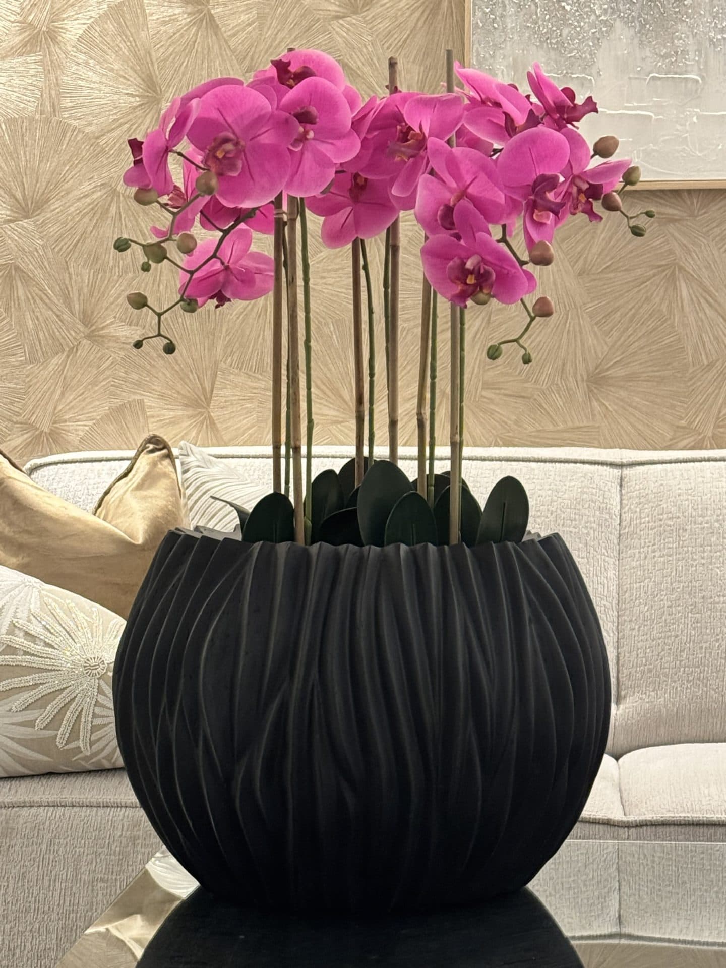 Pot vaas Riversea zwart met real touch kunst orchideeën (87 cm)