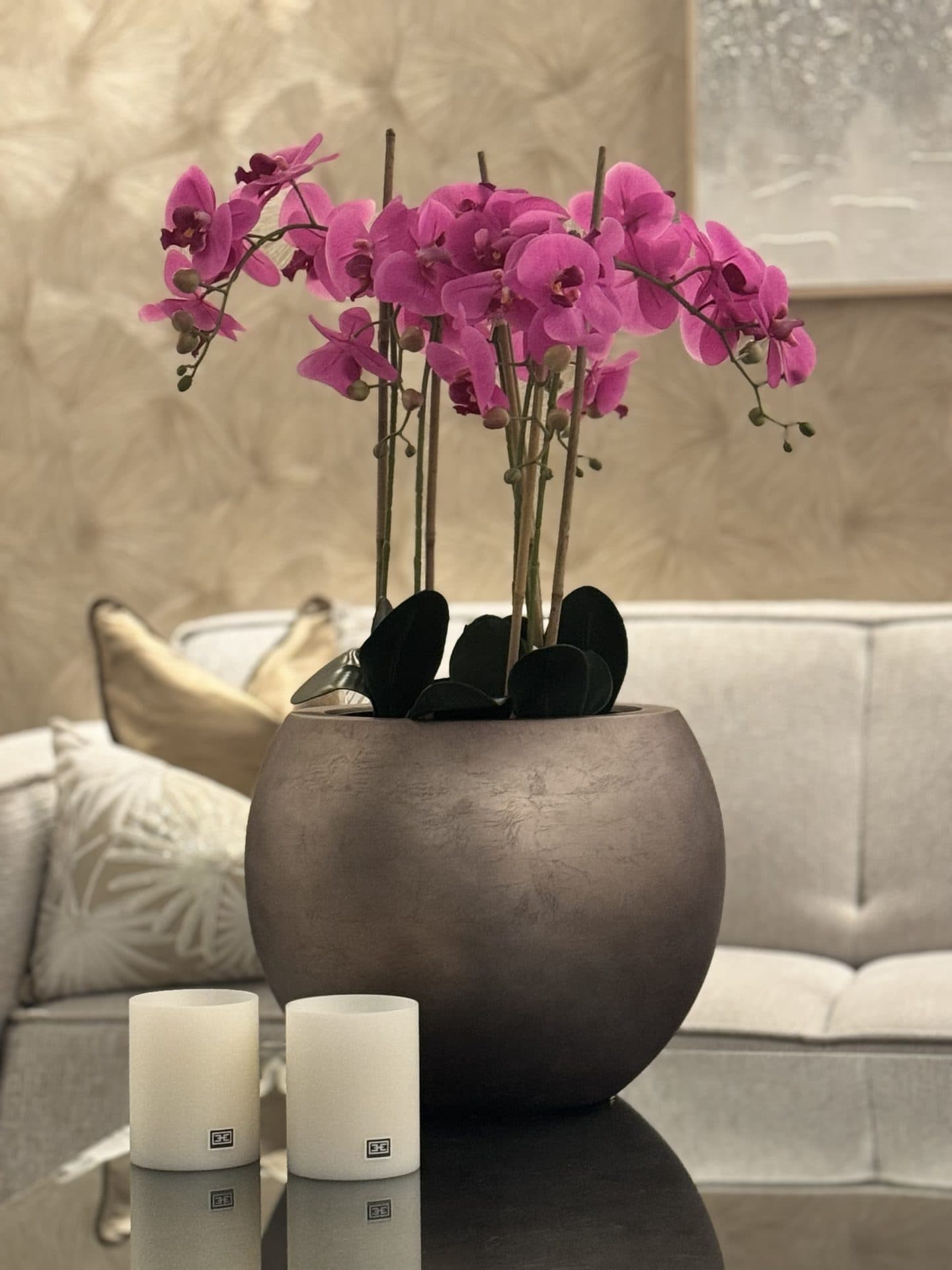 Vaas Roya champagne opgemaakt met real touch kunst orchideeën 40 cm