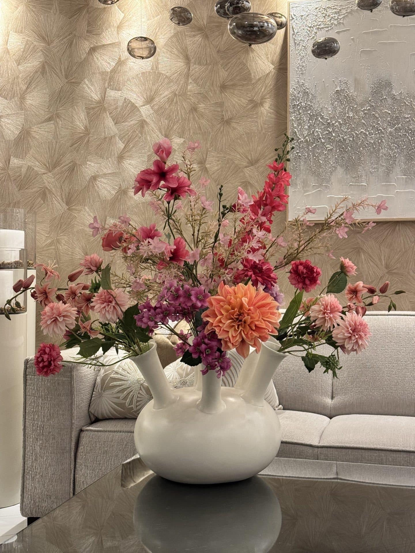 Toetervaas ivory crème opgemaakt met zijdebloemen arrangement