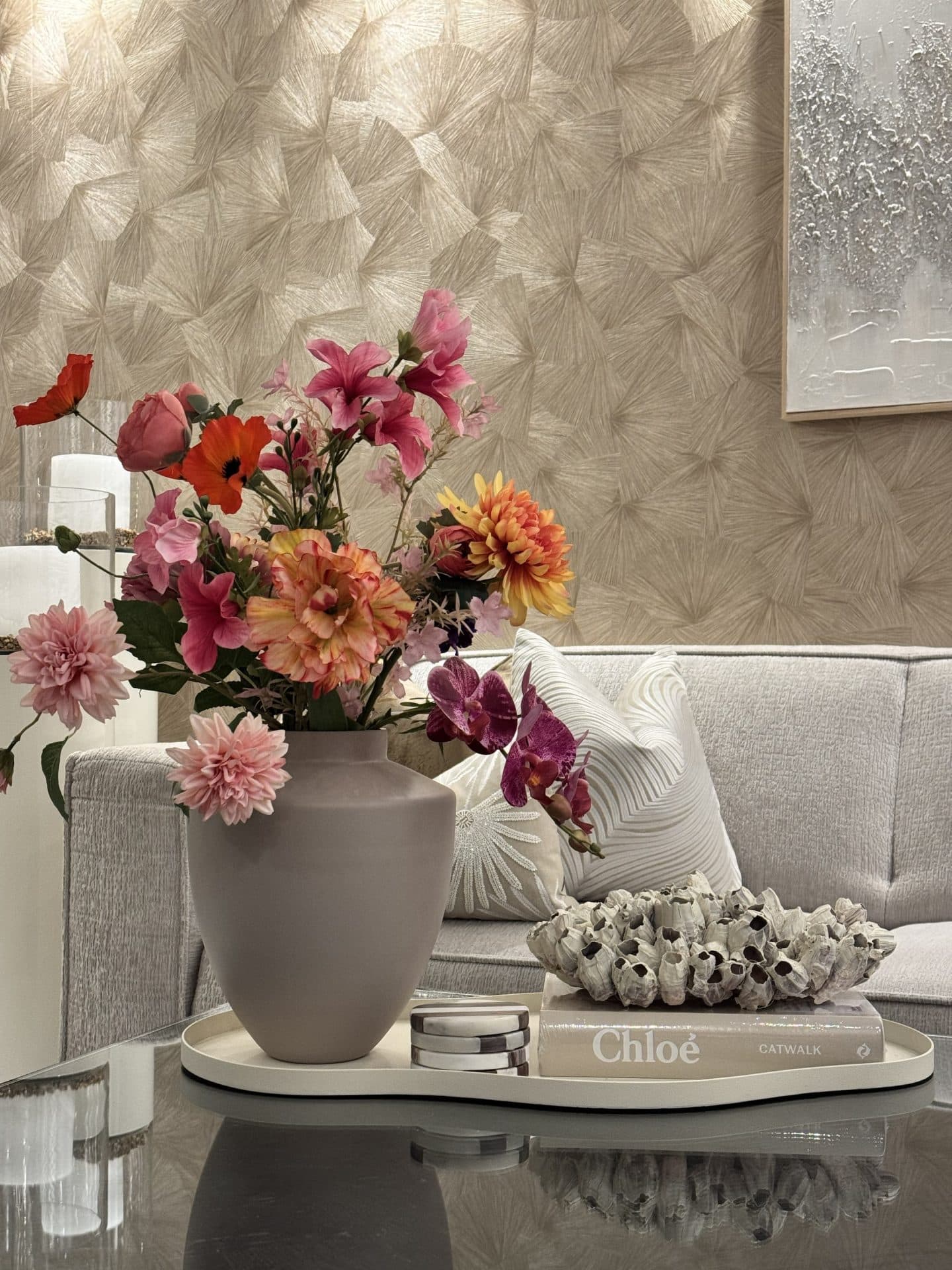 Vaas taupe M opgemaakt met zijdebloemen arrangement (70 cm)