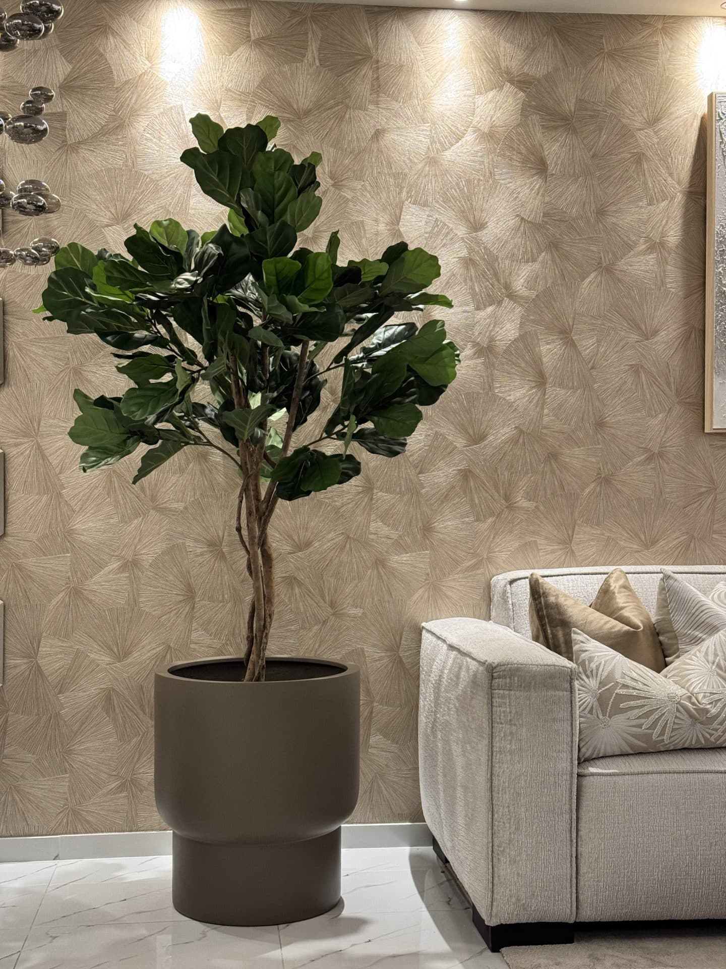 Vaas pot taupe met Ficus Lyrata kunstplant 210-240 cm
