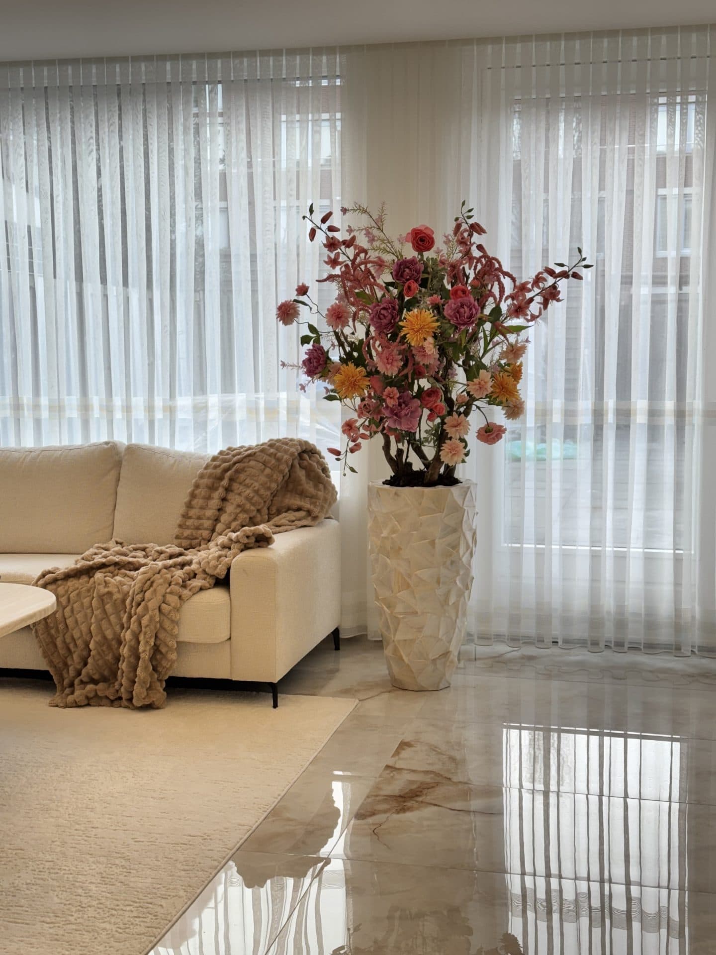 Schelpenvaas crème opgemaakt met soft pastel zijdebloemen 190 cm