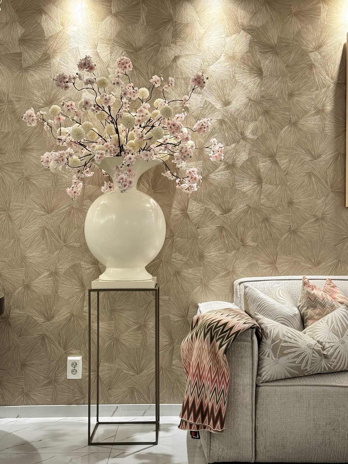 Billy vaas cream ivory opgemaakt met zijdebloemen arrangement