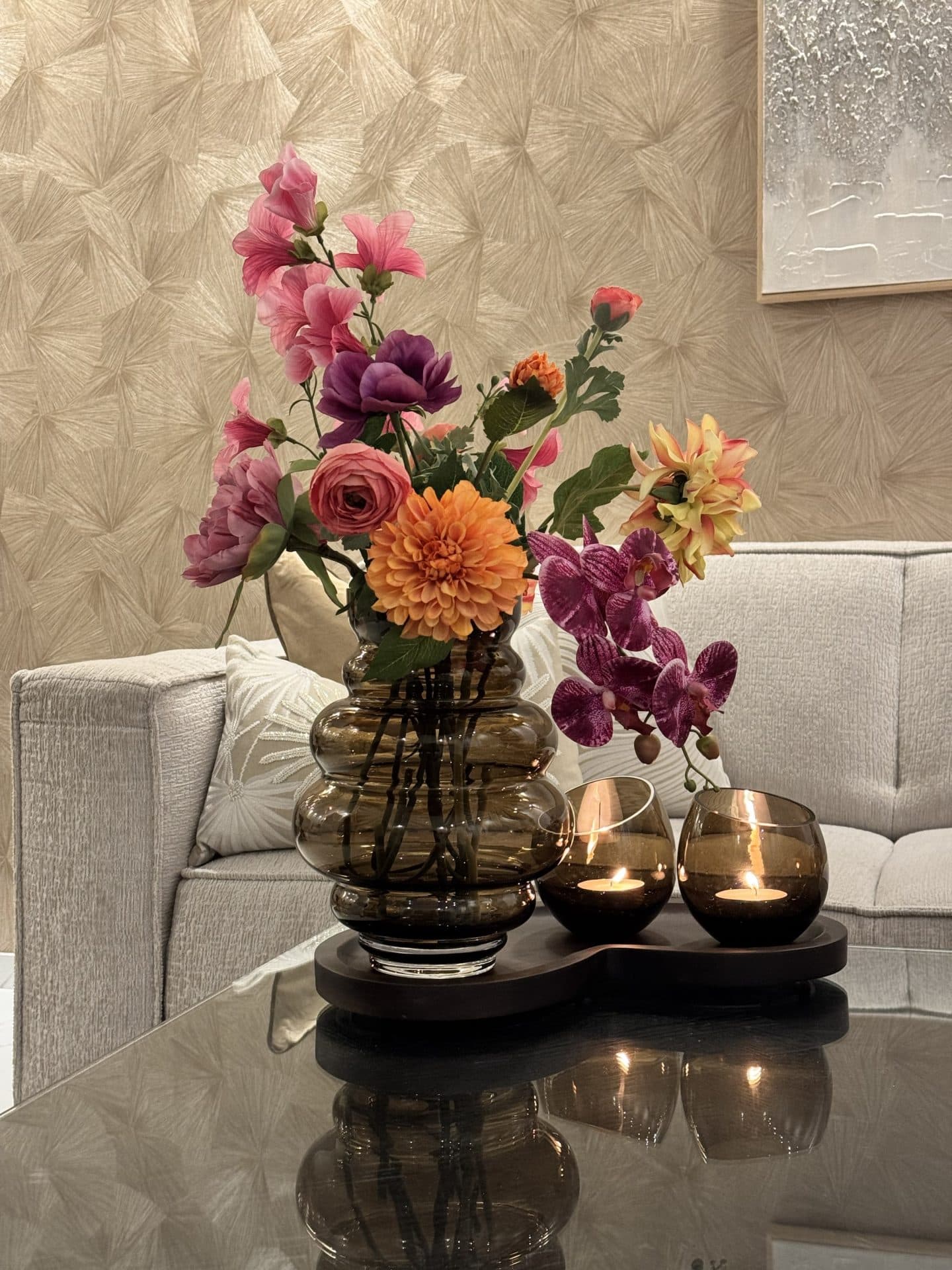 Vaas brown glass met zijdebloemen arrangement 64 cm hoog