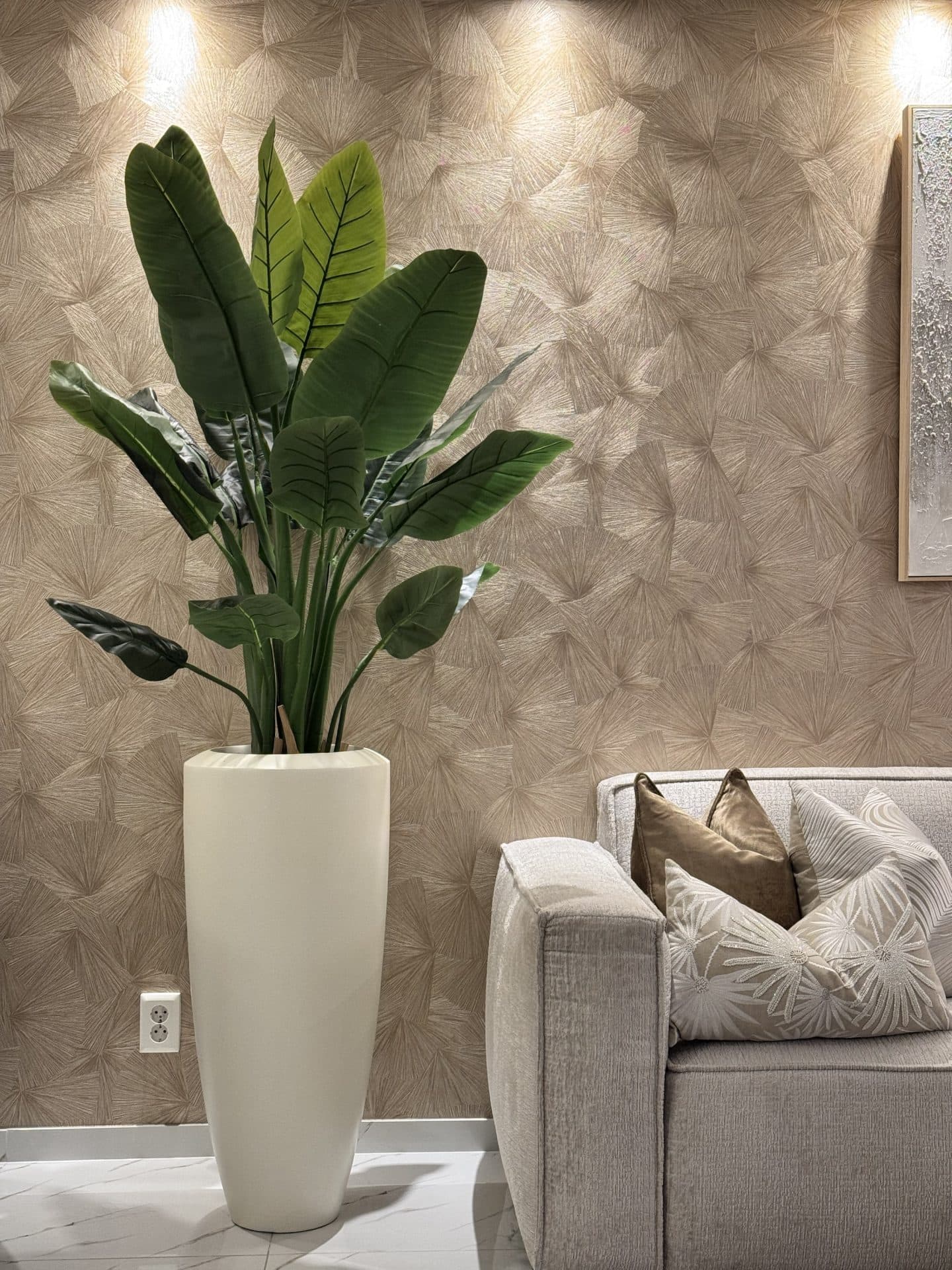 Vloervaas ivory mat 90 cm opgemaakt met strelitzia kunstplant