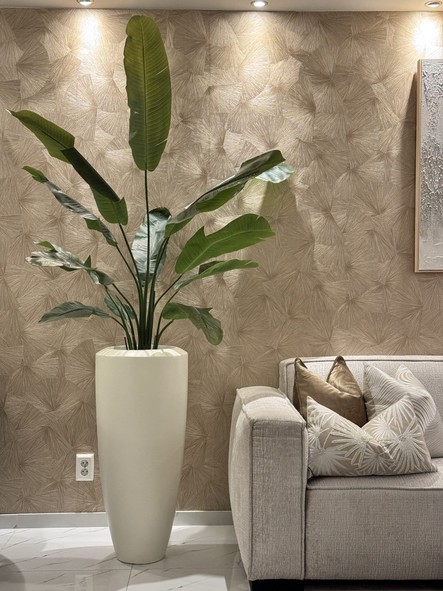 Vloervaas ivory mat 90 cm opgemaakt met strelitzia kunstplant