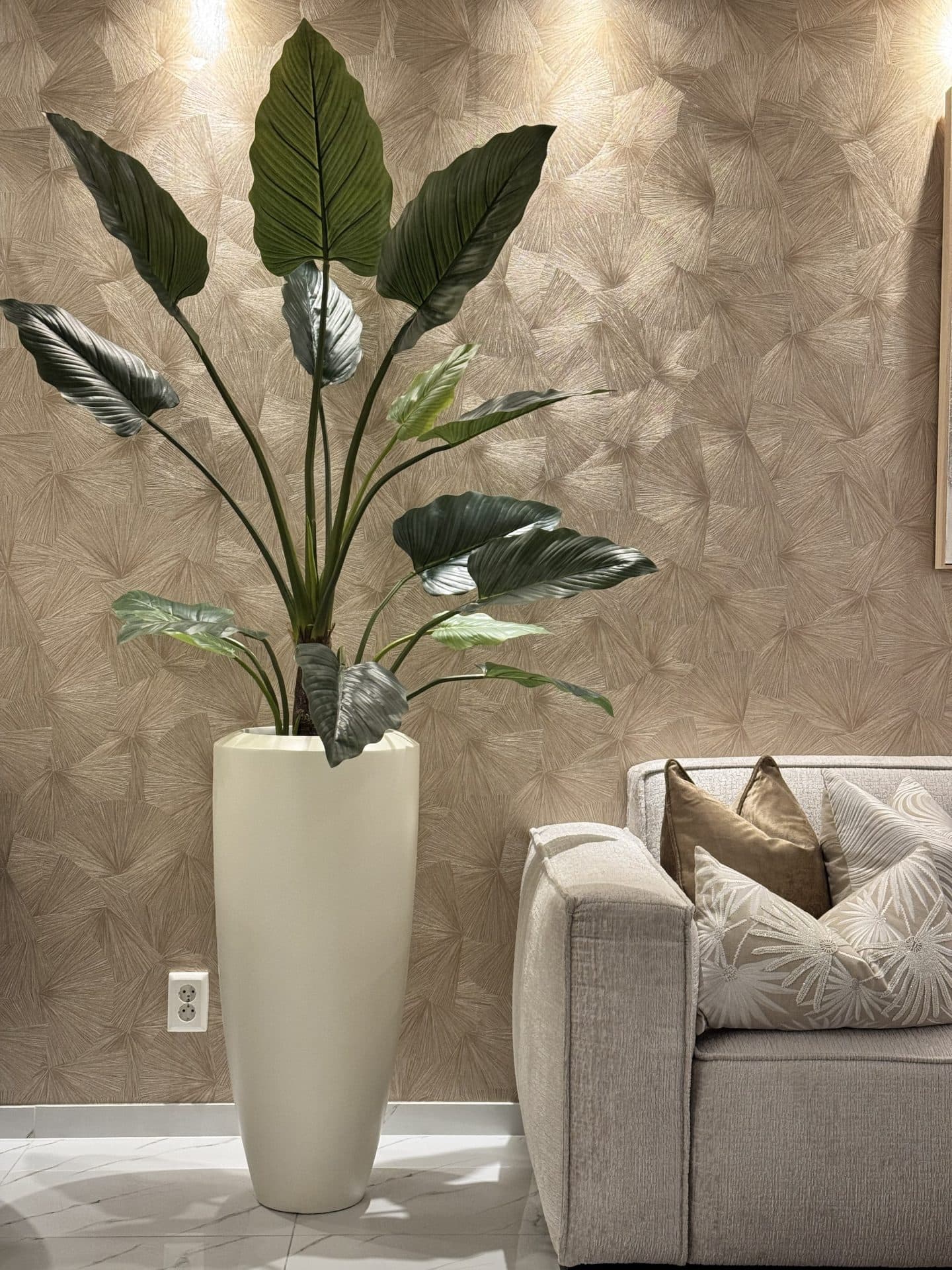 Vaas ivory mat 90 cm opgemaakt met Alocasia kunstplant