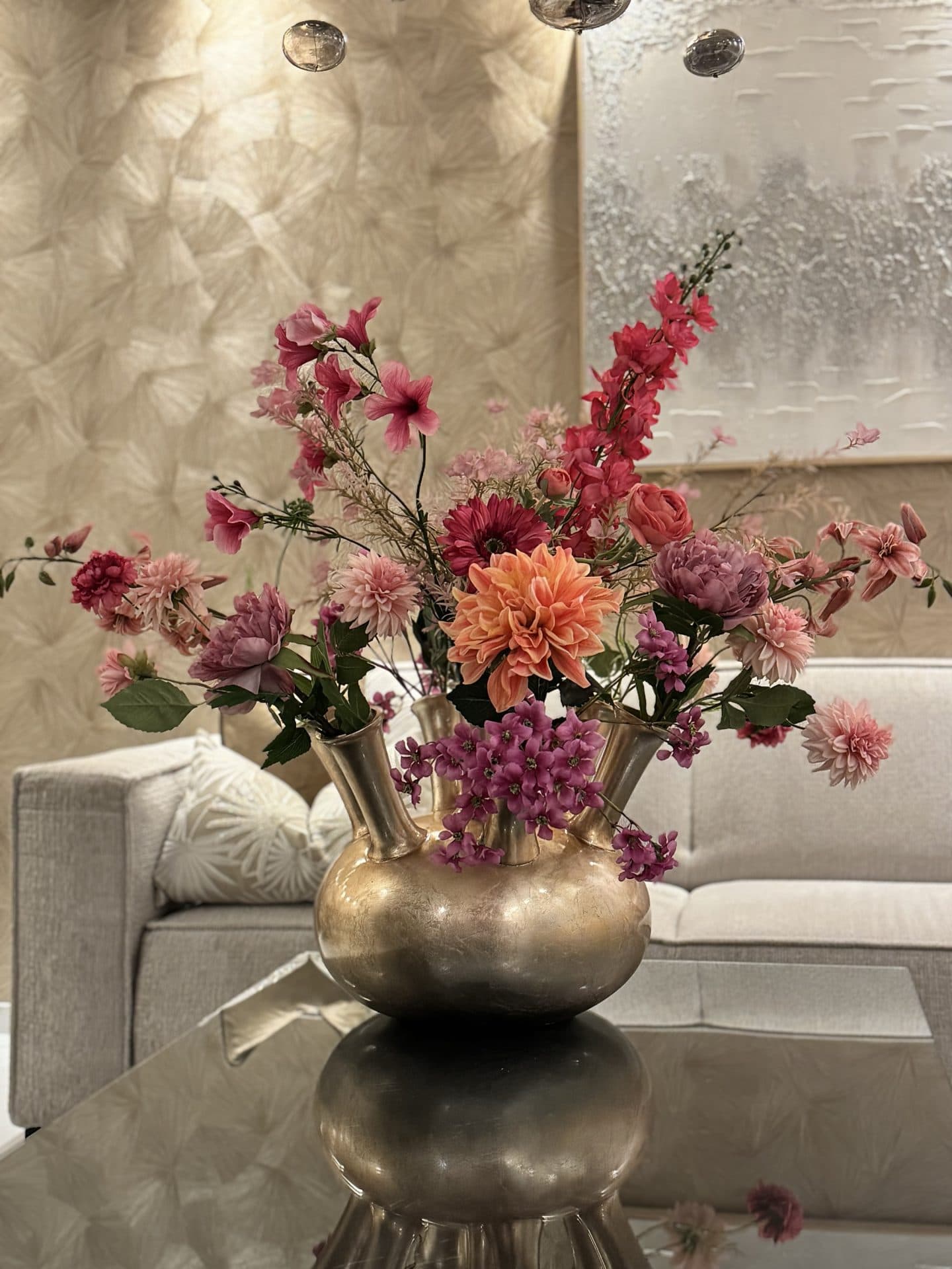 Toetervaas bladgoud opgemaakt met zijdebloemen arrangement