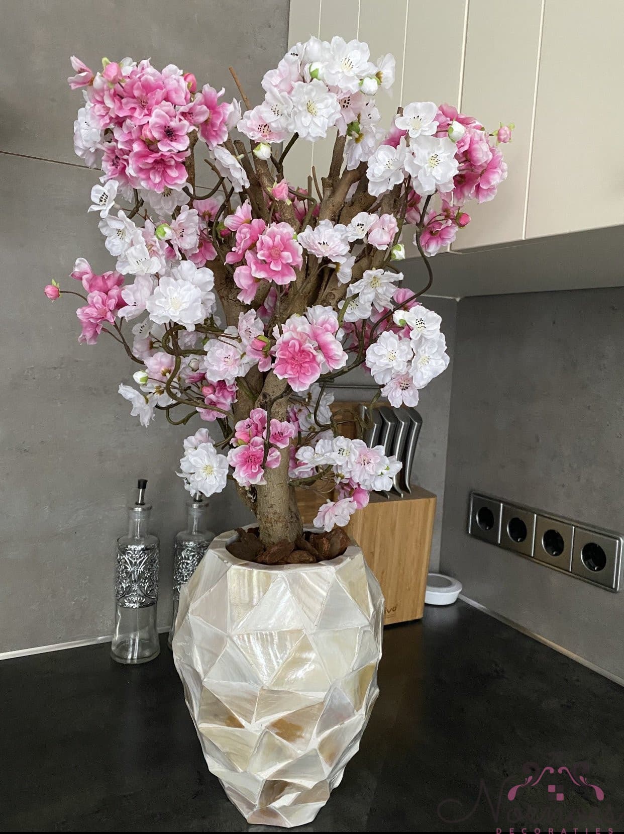 Schelpenvaas opgemaakt met Japanse sakura bloesems roze-wit 65 cm